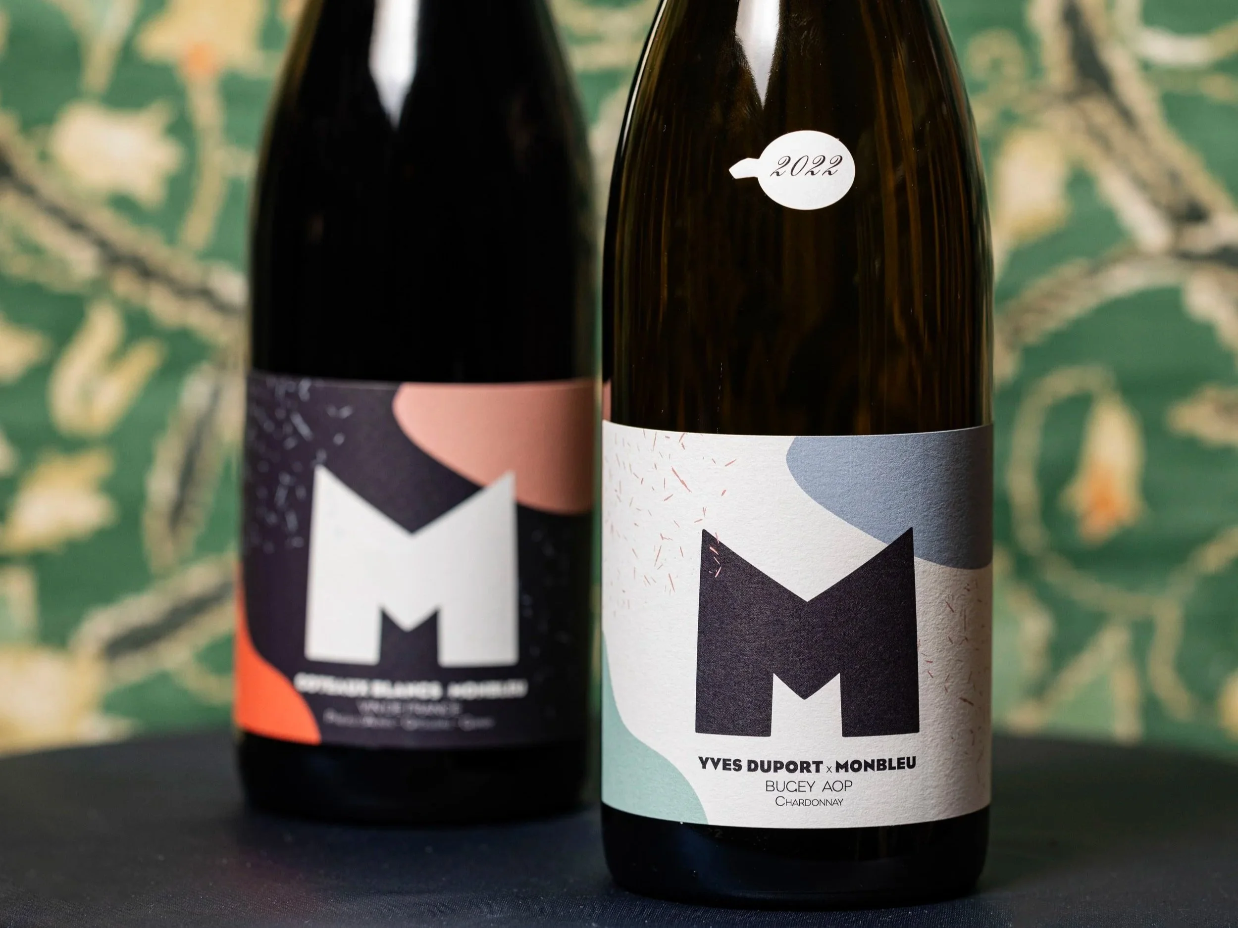 Deux bouteilles de vin de la marque MONBLEU