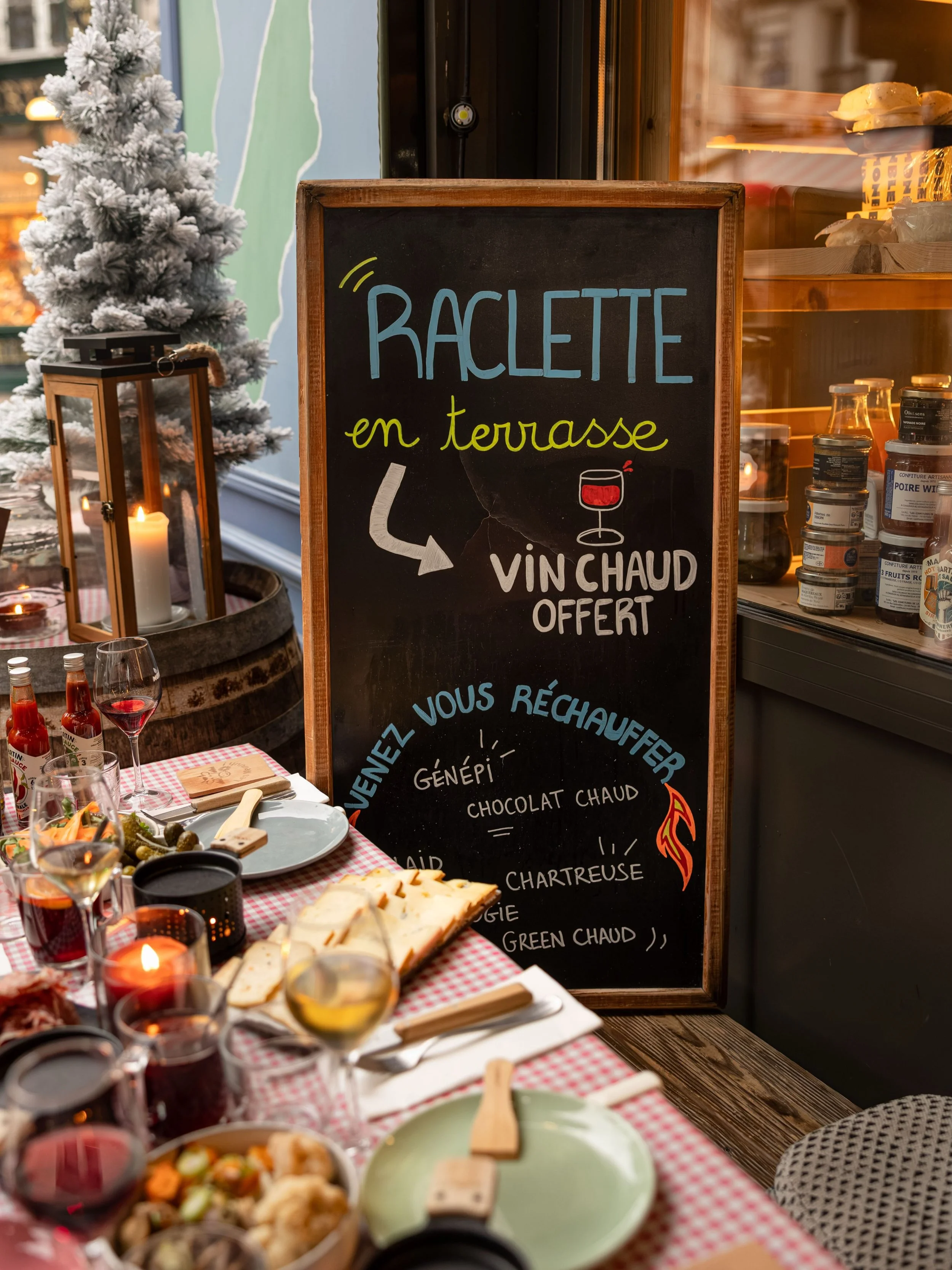 Raclette en terrasse au Faubourg Montmartre 🫕

Installez-vous en terrasse, entre amis ou en famille autour d&rsquo;une Raclette fumante ♨️

On vous offre le vin chaud pour vous r&eacute;chauffer, ambiance &agrave; la bougie et plaid tout doux, on vo