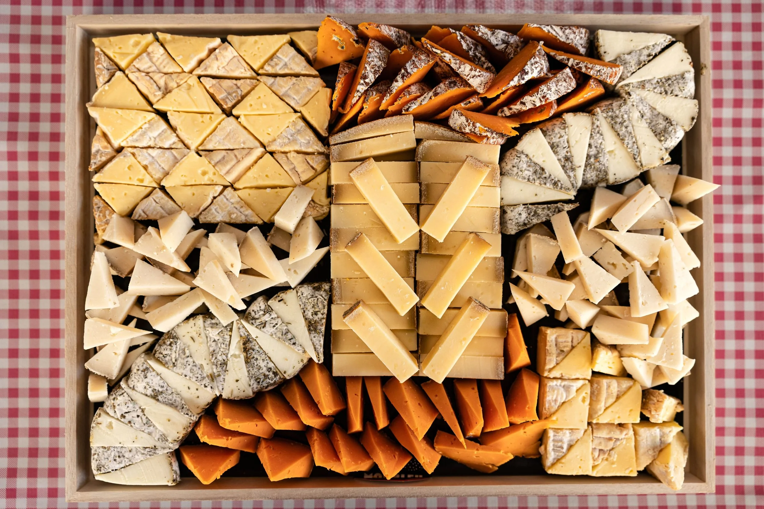 Plateaux de fromages🧀, de charcuteries🥓, mixtes, formules ap&eacute;ro ou encore plateaux sucr&eacute;s-sal&eacute;s, tout est pens&eacute; pour partager, avec des produits s&eacute;lectionn&eacute;s et pr&eacute;par&eacute;s avec soin. 

Ces plate