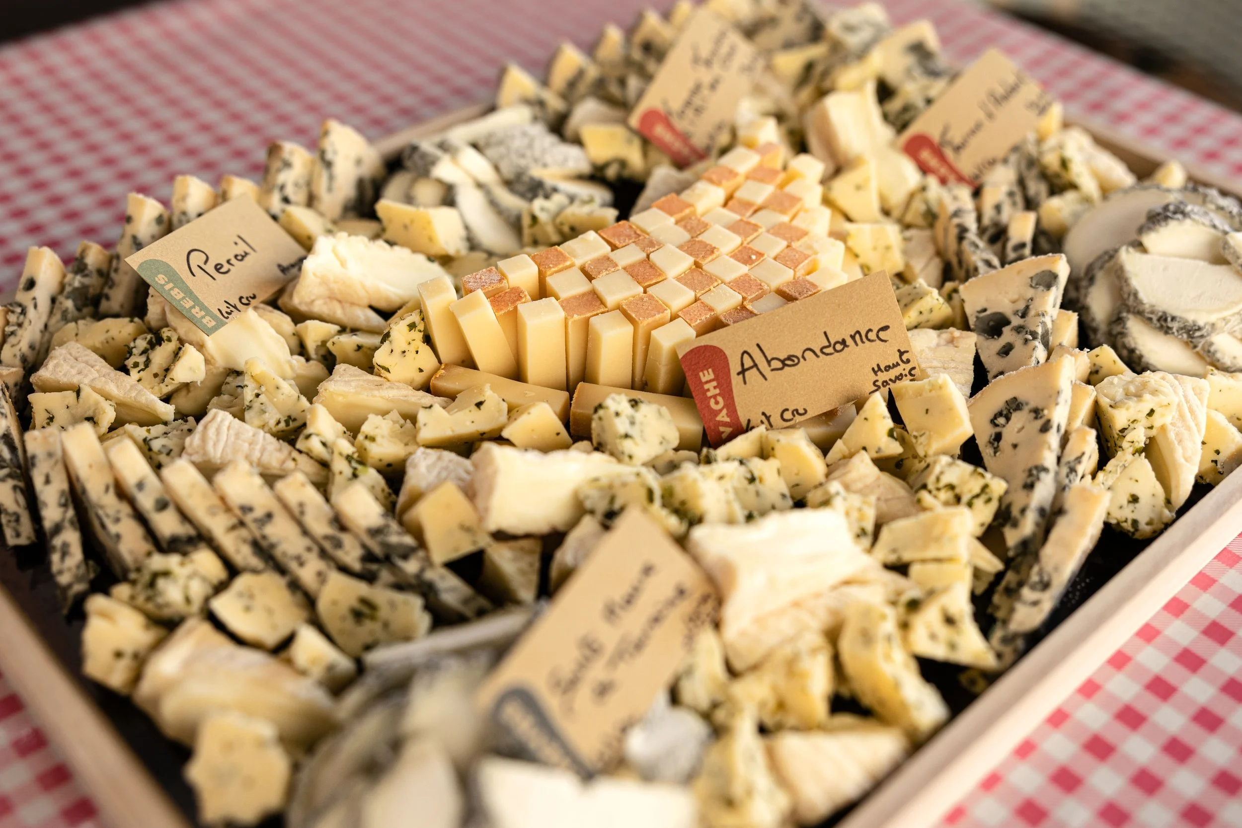 Plateau de fromages fermiers et artisanaux découpés en bouchées pour un buffet MONBLEU.