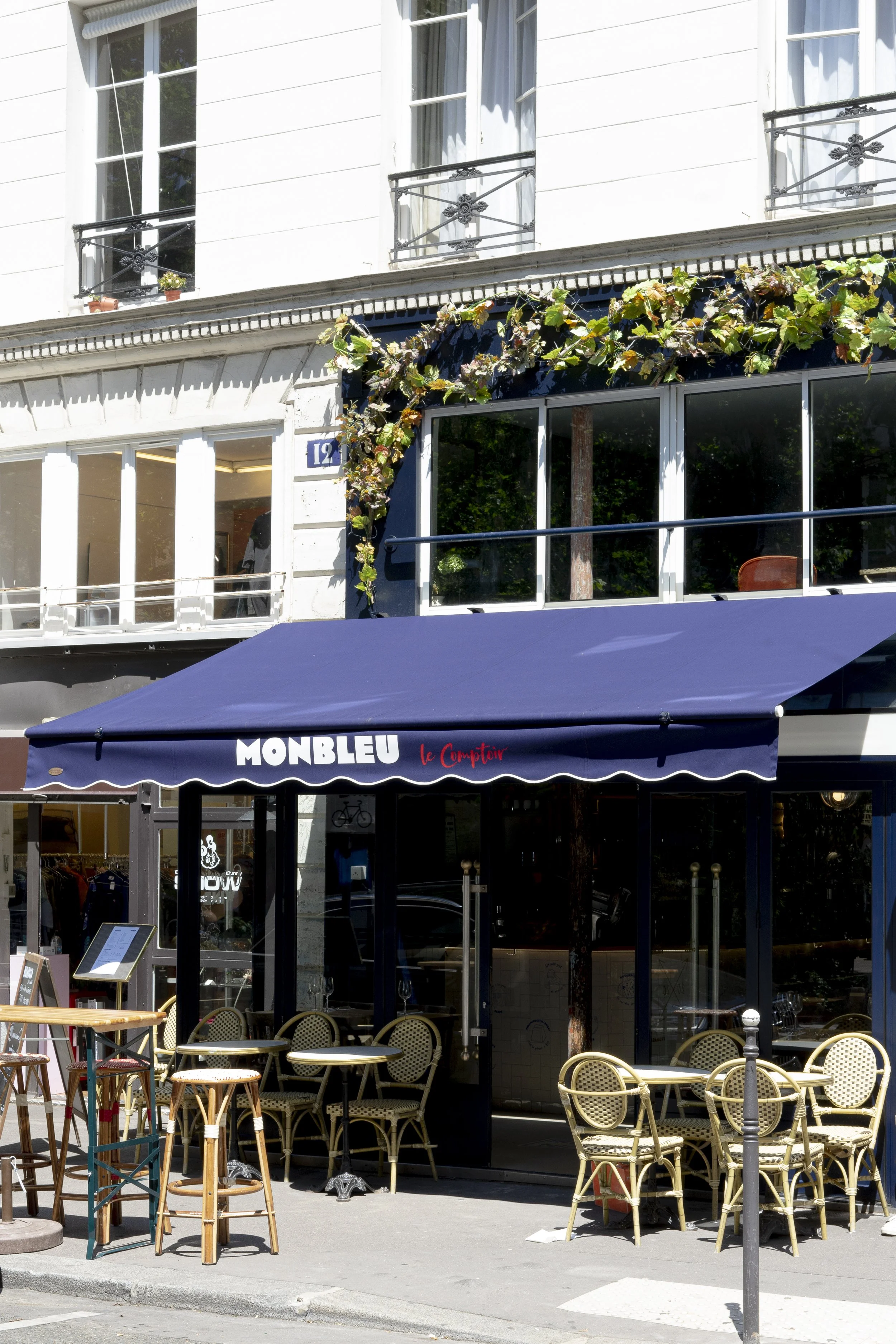 Devanture du restaurant Monbleu le comptoir avec une terrasse, tables et chaises