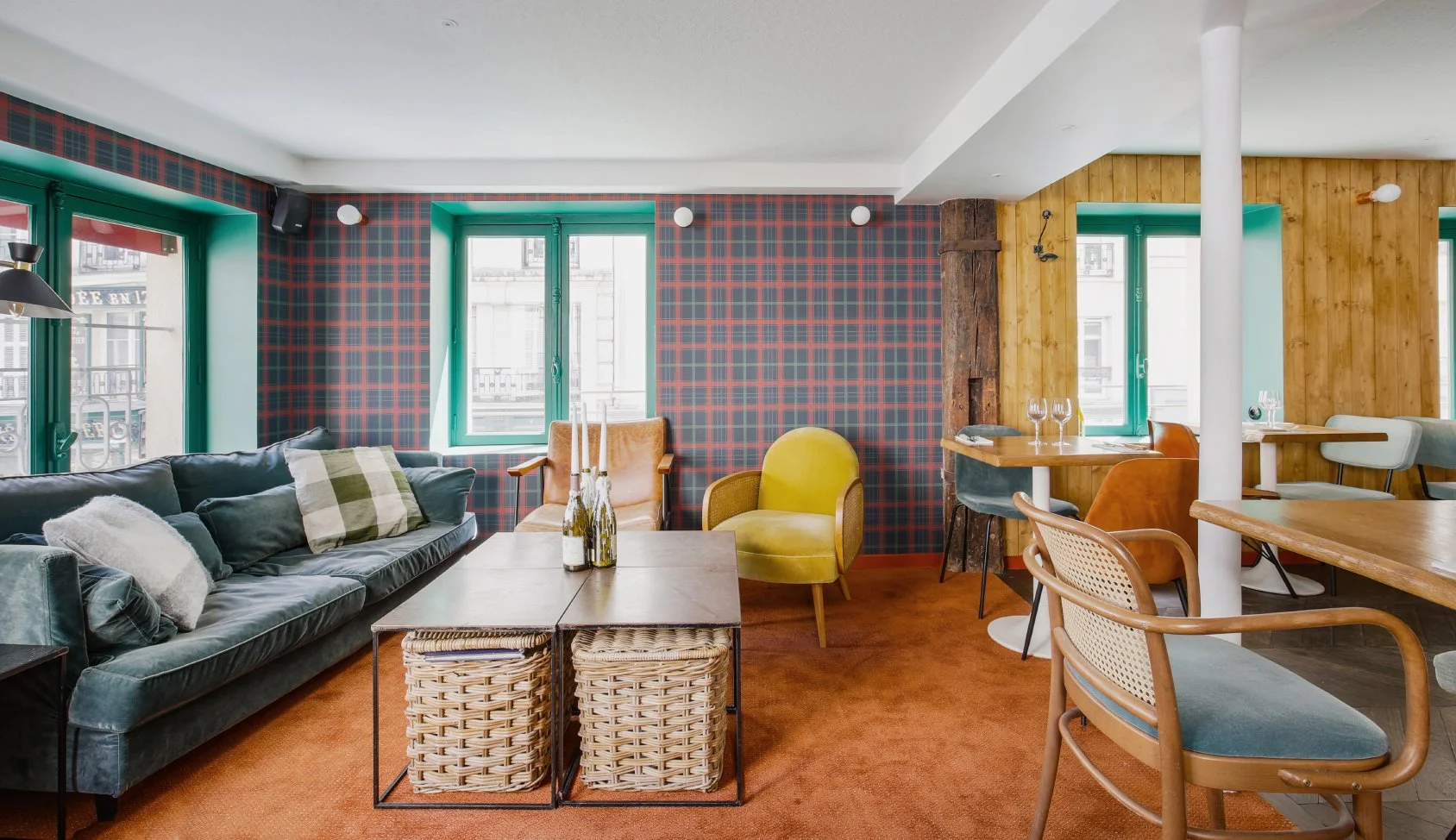 Salon du restaurant MONBLEU Faubourg Montmartre à Paris 9e, avec canapé, fauteuils et décoration chaleureuse, disponible pour des événements privés.