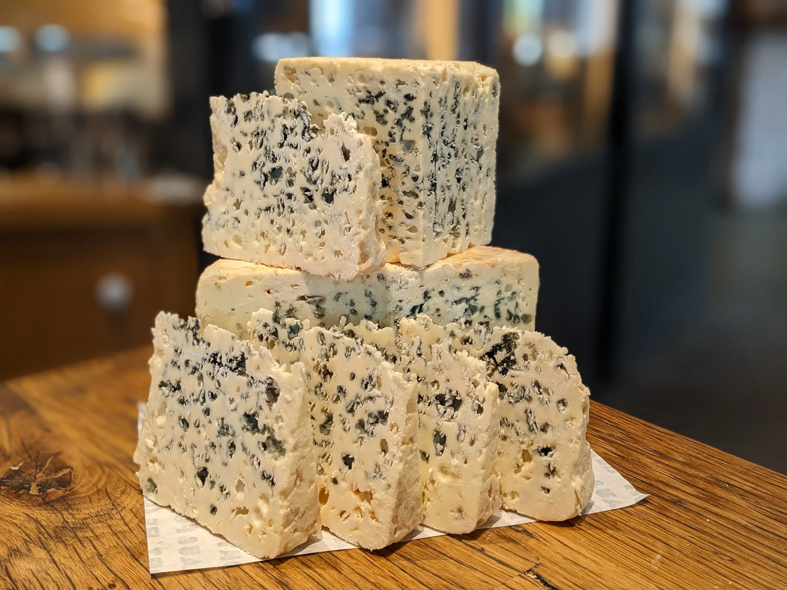 Plusieurs fromage de roquefort empilés