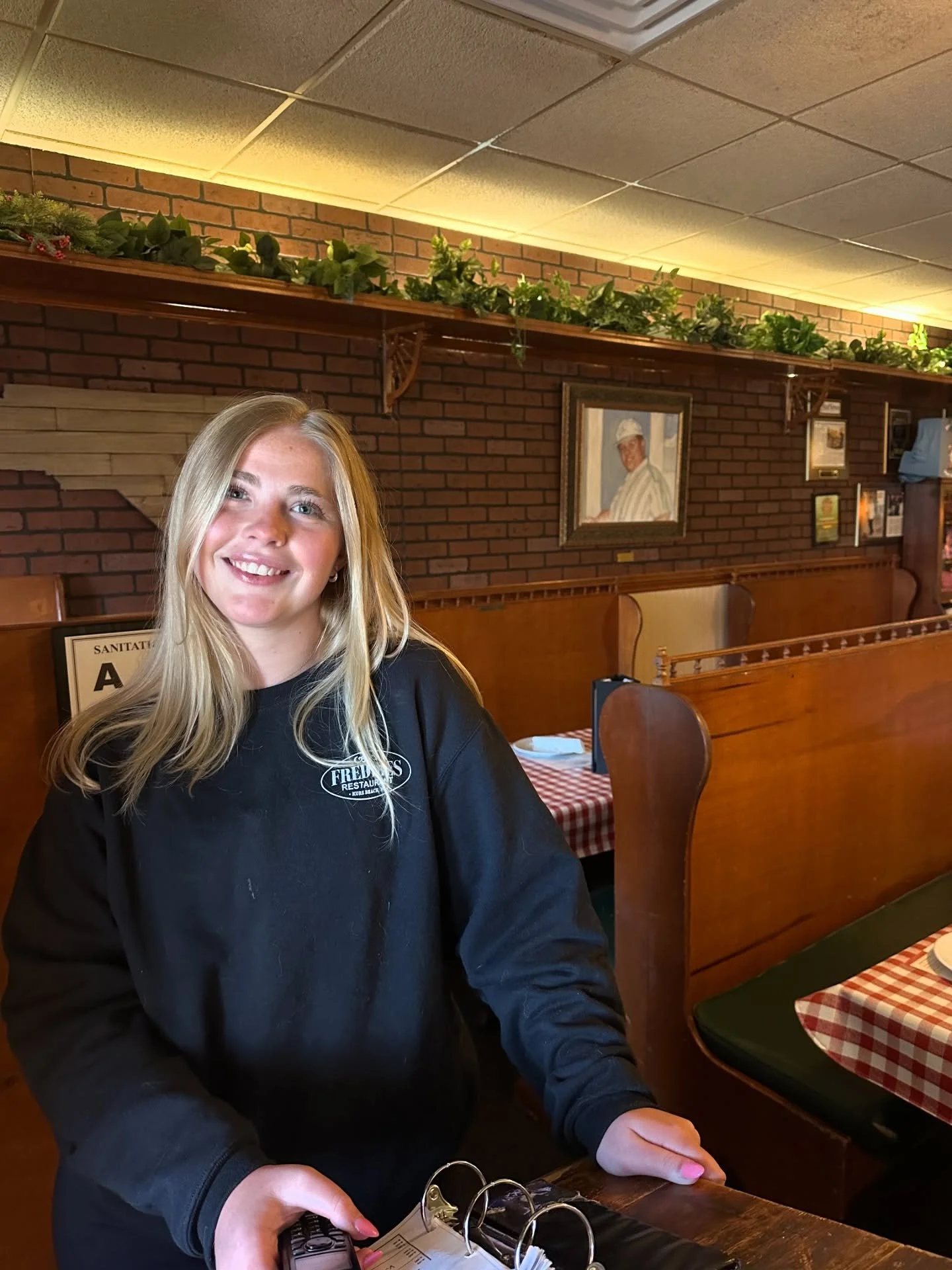 Another beautiful day at Freddies 💚🤍❤️ Start your week off right and join us for dinner tonight!! Or, call 910-458-5979 to make reservations for another night. Hope to see you soon 🍝🍸🐷
