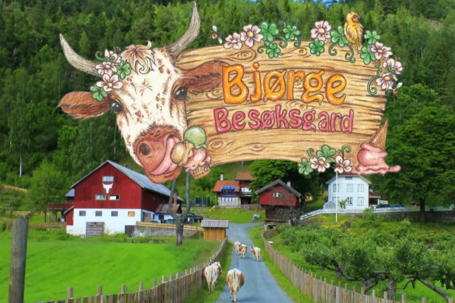 Bilde av Nord Bjørge gård med logo til Bjørge Besøksgård.