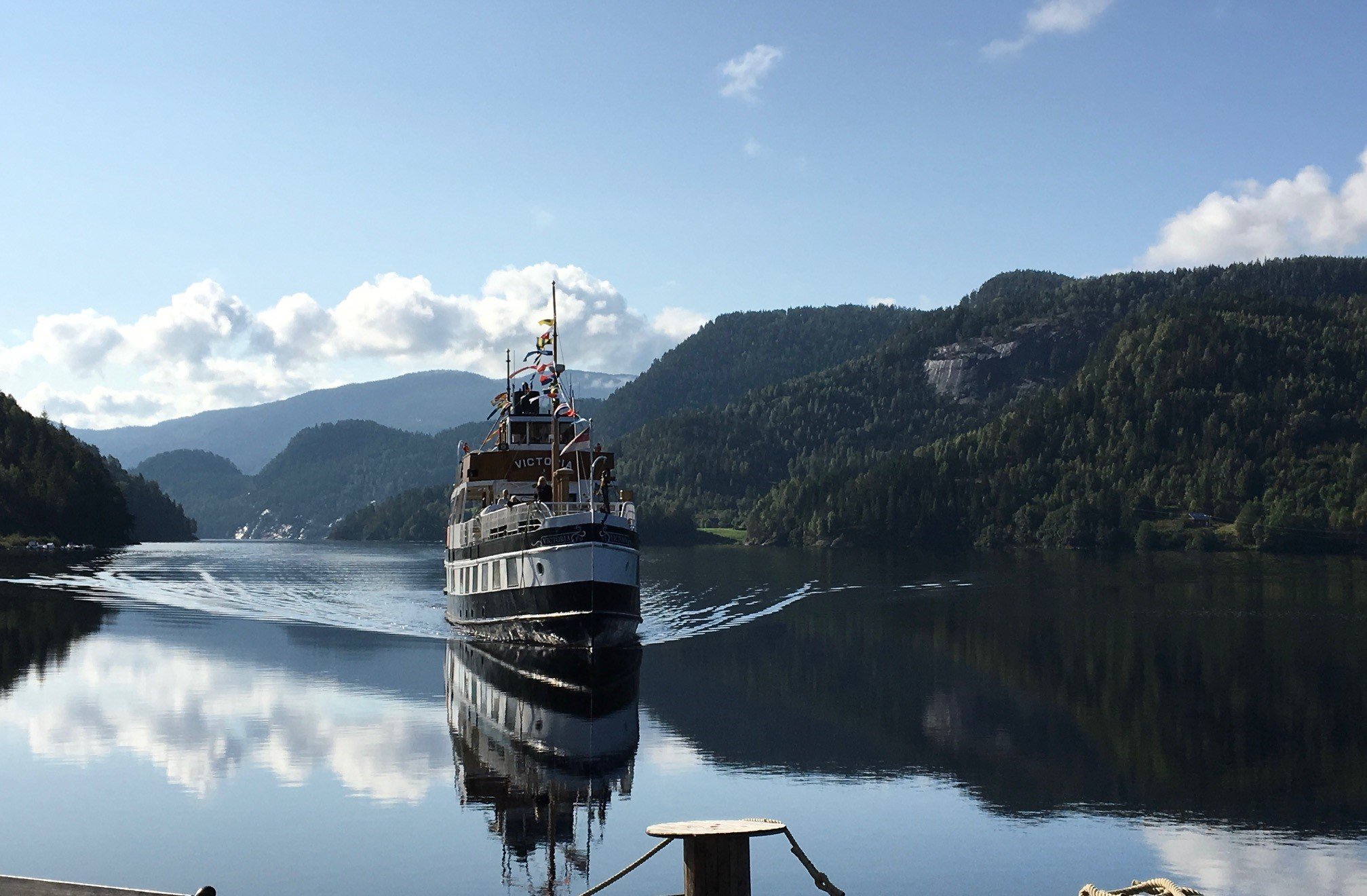 MS Victoria seiler mot Kviteseid brygge.