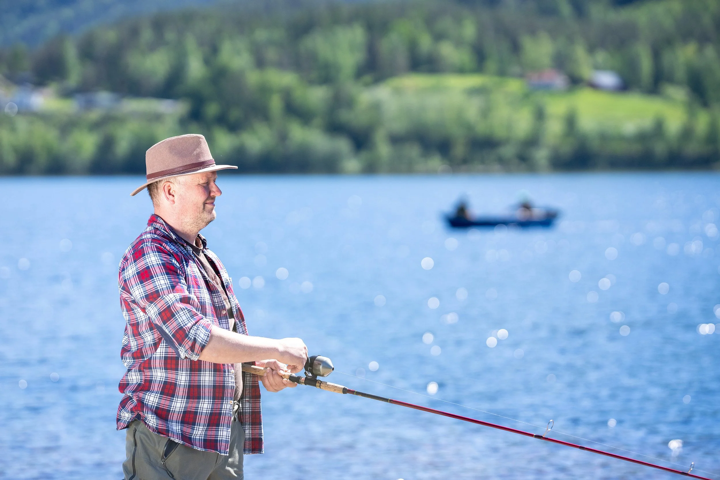 Mann som fisker i Seljordsvannet