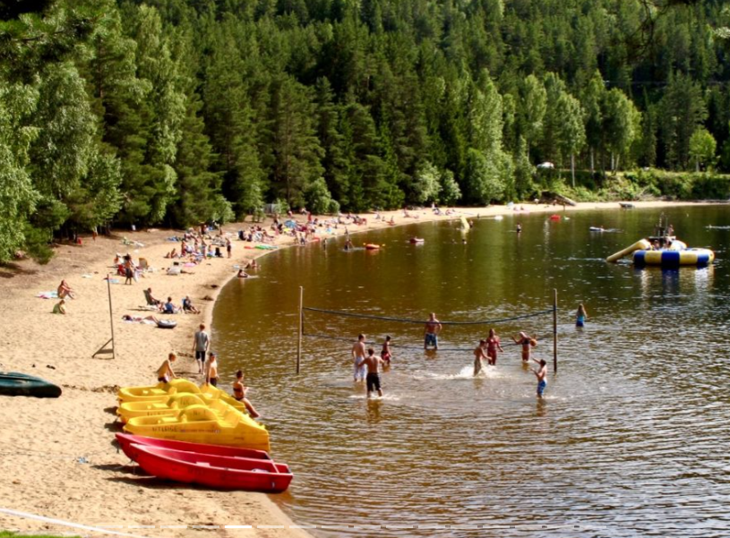 Badestranda på Telnes camping en sommerdag med mange badegjester