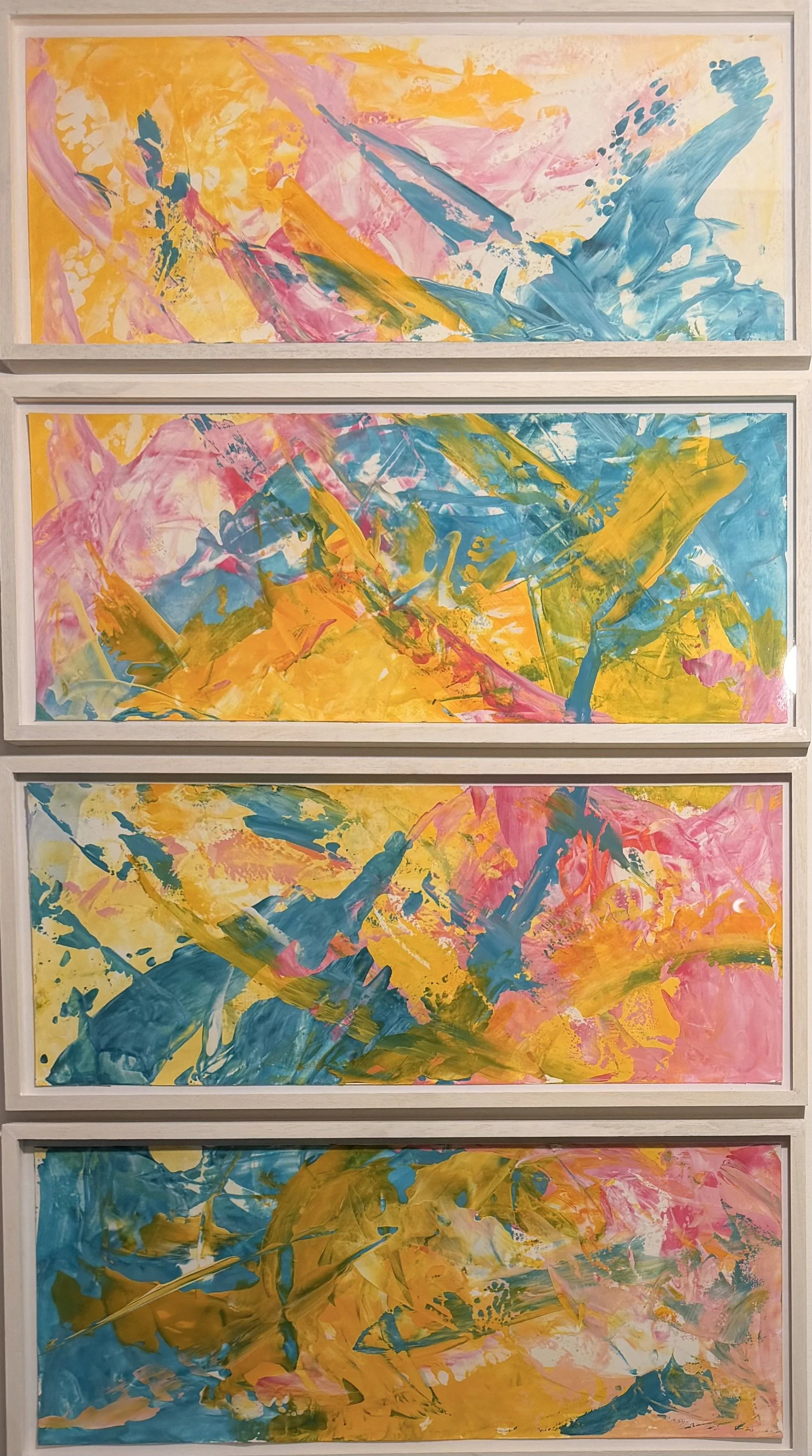 Vierteiliges abstraktes Werk mit übereinander angeordneten Farbwelten in Gelb, Orange, Rosa, Blau und Grün, verbunden durch eine durchgehende dynamische Bewegung. Einzeln weiß gerahmt und verglast.