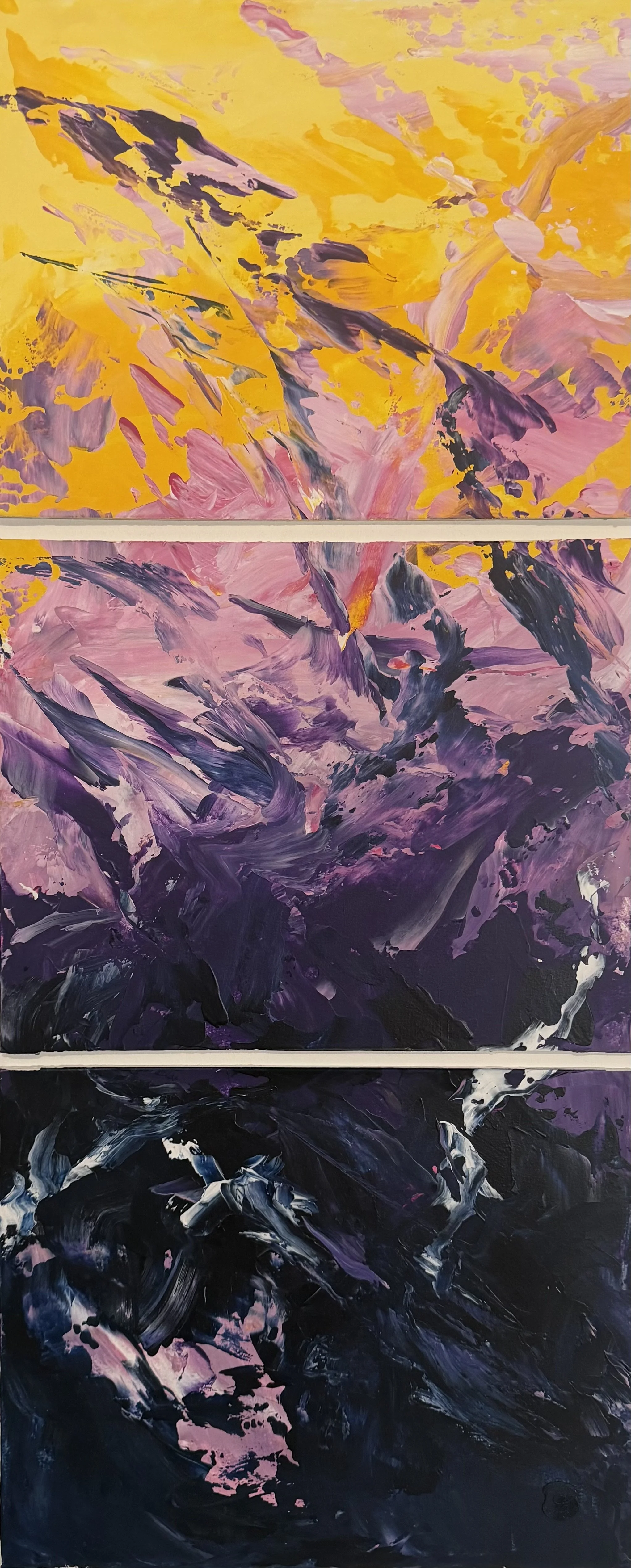 Dreiteiliges abstraktes Werk mit einem Verlauf von leuchtendem Gelb und Pink über Violett bis zu tiefem Marineblau, durchzogen von gestischen Linien und Farbbewegungen. jedes einzeln Schwarz gerahmt.