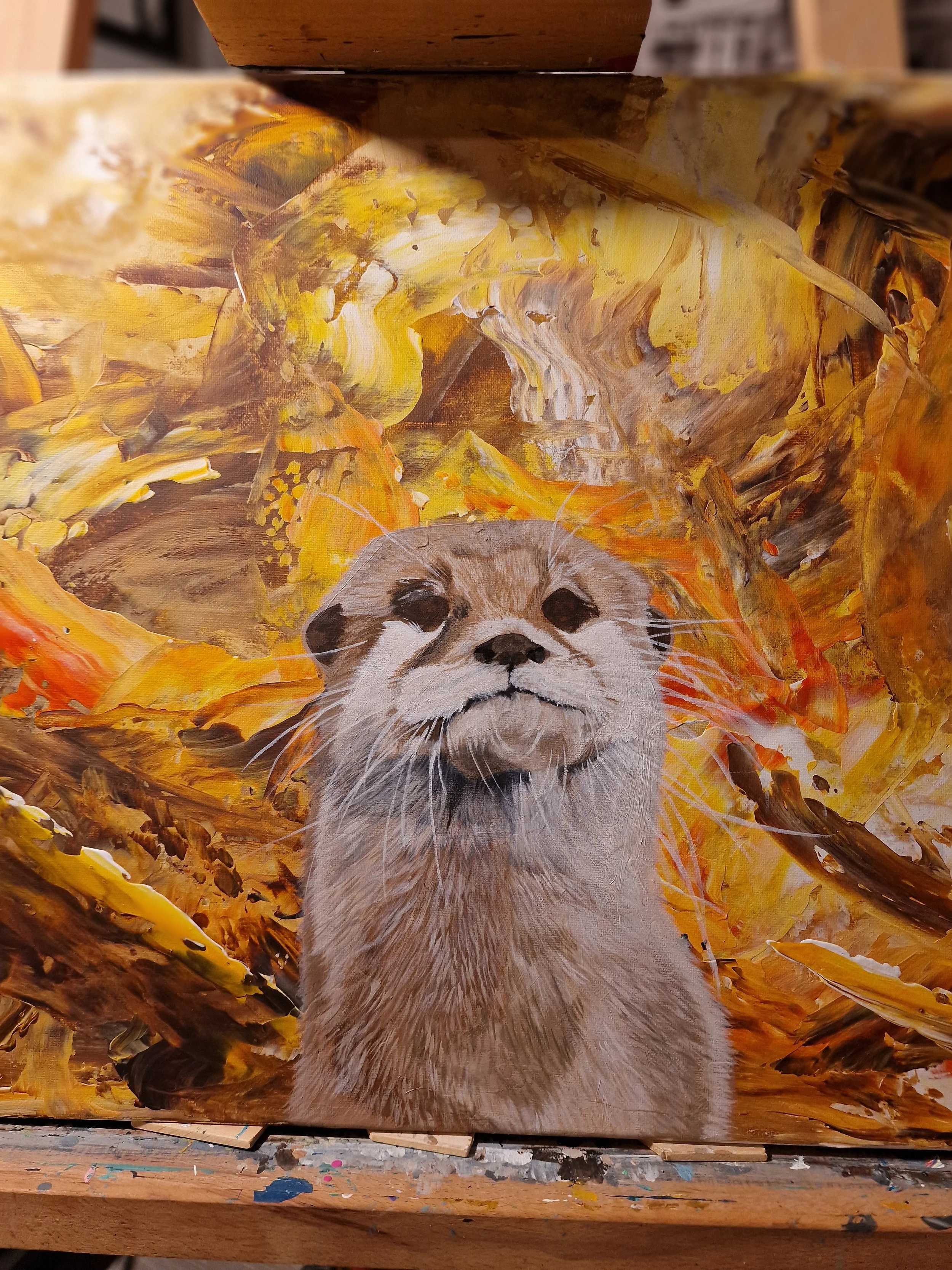 Zeitgenössisches Gemälde eines Otters vor einem warmen abstrakten Hintergrund in Gelb-, Orange-, Braun- und Goldtönen..