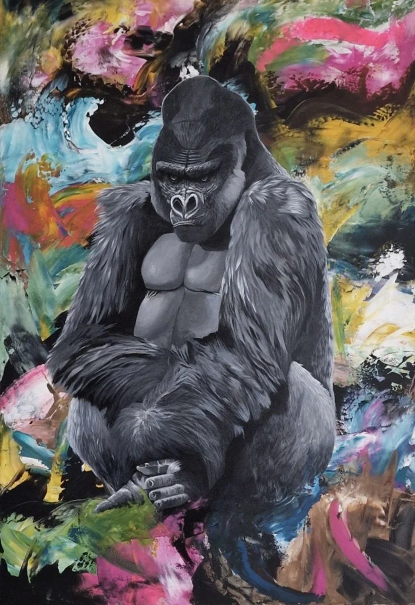 Zeitgenössisches Gemälde eines sitzenden Gorillas als ruhiger Beobachter vor einer lebendigen abstrakten Komposition in Pink, Grün, Blau, Schwarz und Weiß.