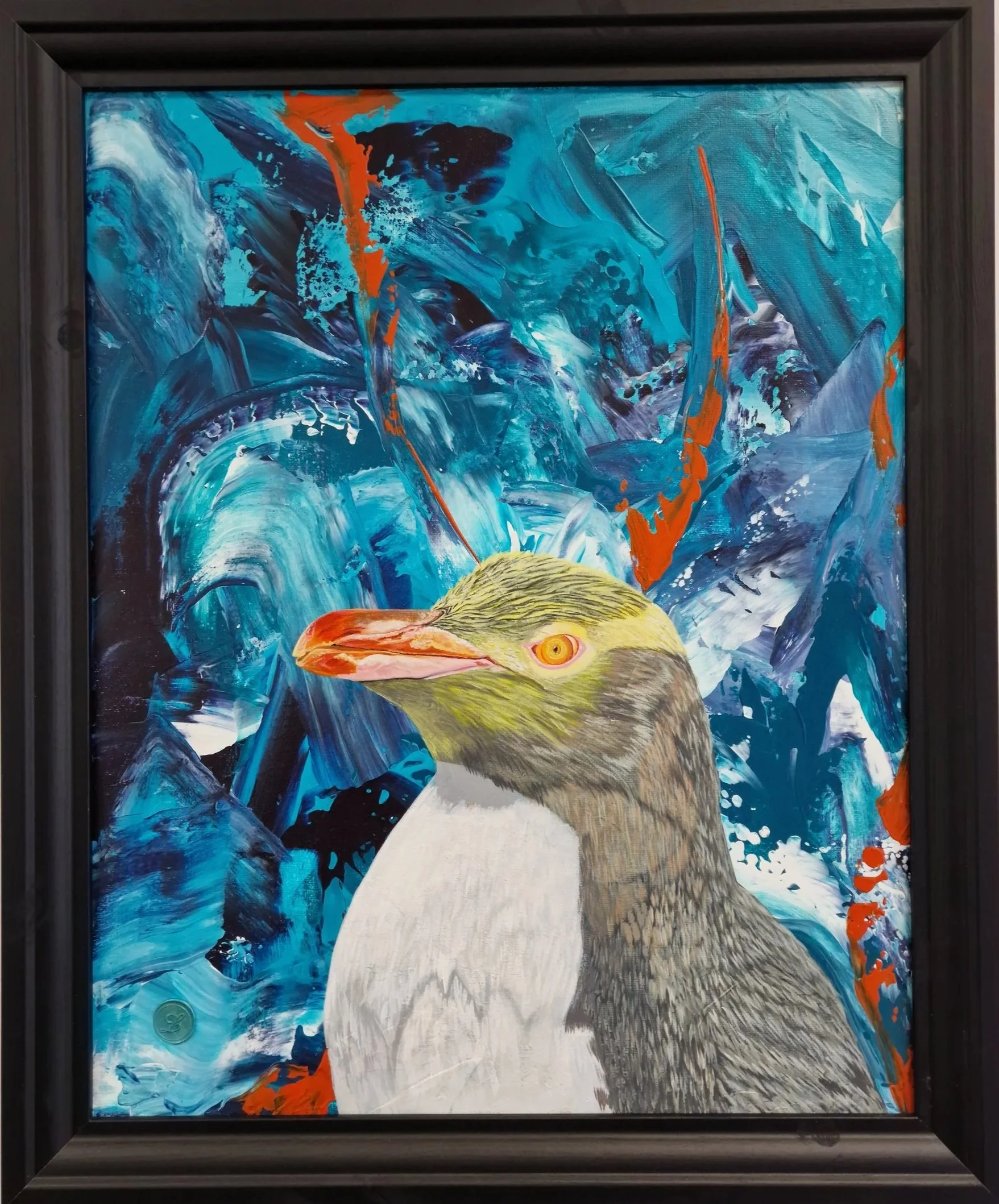 Zeitgenössisches Gemälde eines Gelbhaubenpinguin vor einem dynamischen abstrakten Hintergrund in Blau, Türkis, Orange und Weiß, in schwarzem Rahmen.