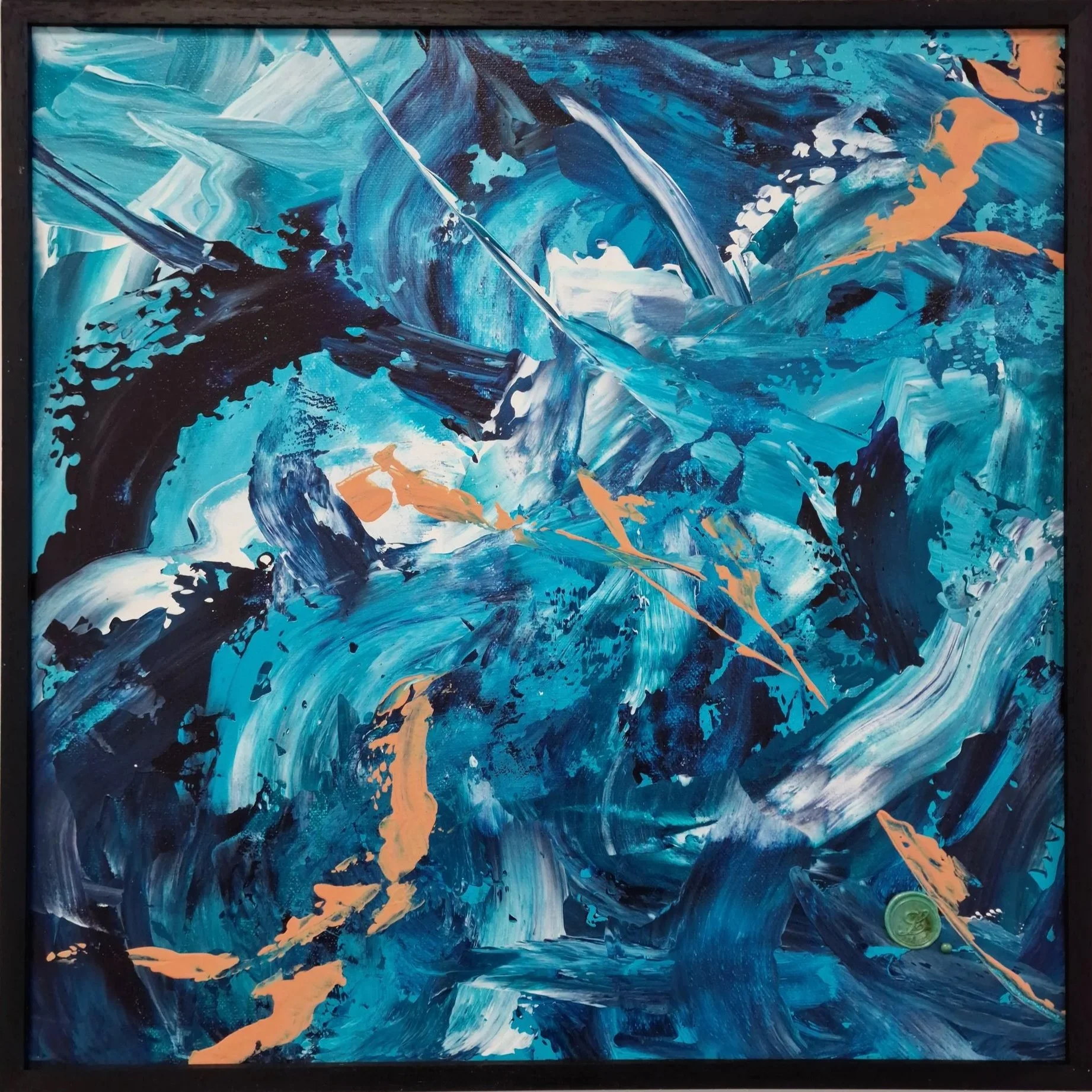 Abstraktes Gemälde mit kraftvollen Farbflächen und gestischen Spuren in Blau, Schwarz, Weiß und Orange. Es ist schwarz gerahmt.