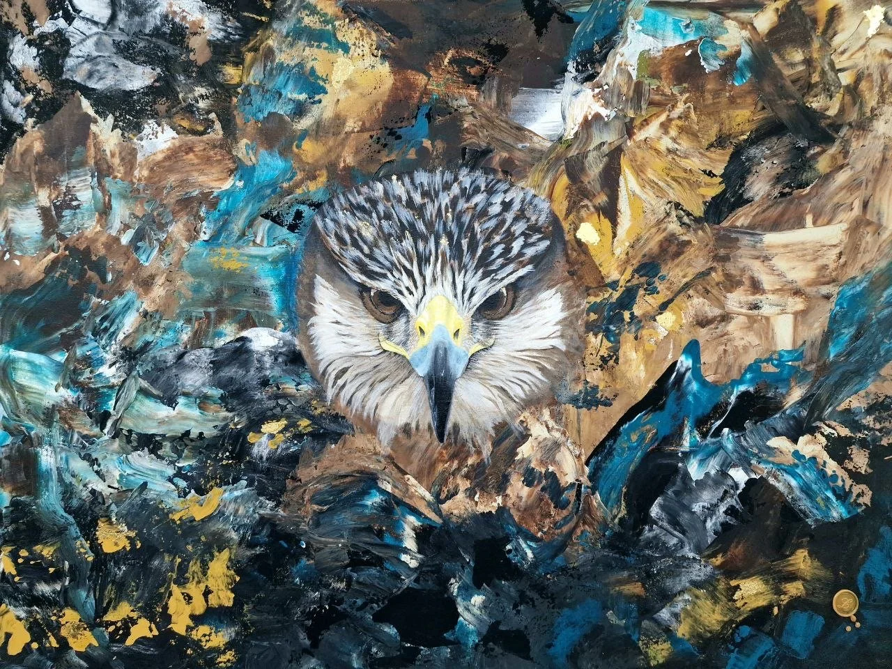 Zeitgenössisches Gemälde eines Habichtkops mit intensivem Blick als fokussierter Mittelpunkt einer vielschichtigen abstrakten Komposition in Blau, Schwarz, Braun, Weiß und Gold.