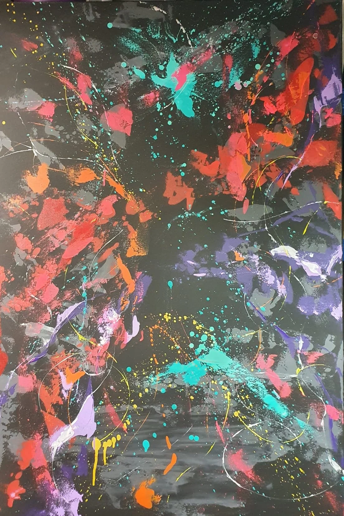 Abstraktes zeitgenössisches Gemälde mit dynamischen Farbspritzern und Farbflächen in Rot, Orange, Blau, Grün und Weiß auf dunklem Hintergrund.
