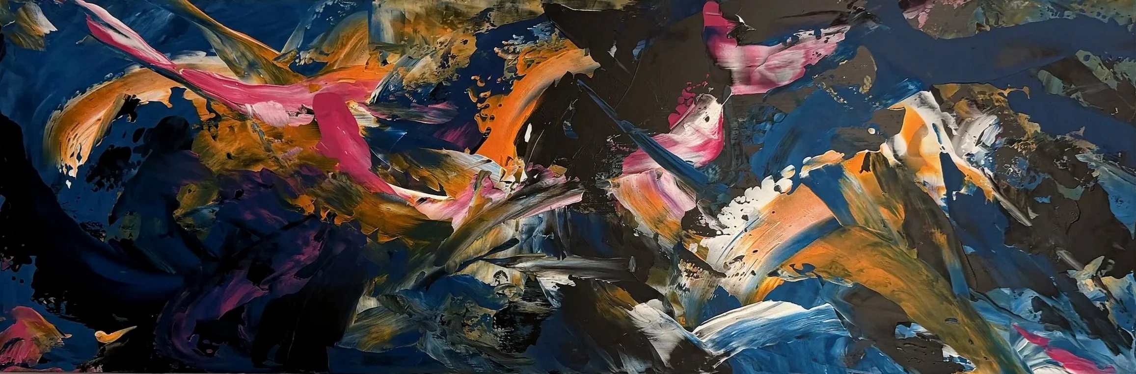 Abstraktes zeitgenössisches Gemälde im Querformat mit kraftvollen, verdichteten Bewegungen in leuchtend Blau, Orange, Pink, Schwarz und Weiß.