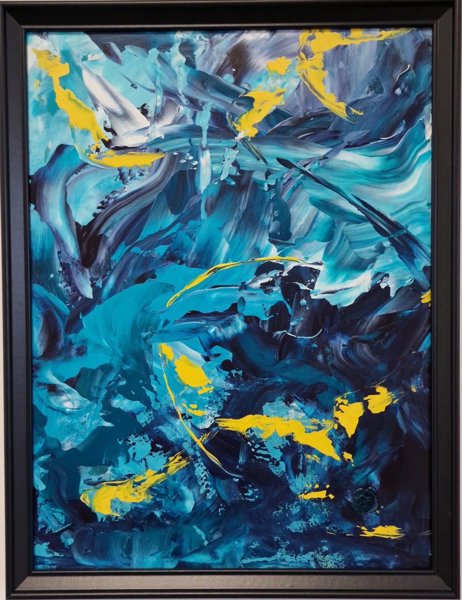 Abstraktes Gemälde mit dynamischen Farbflächen und gestischen Spuren in Blau, Türkis und Gelb, in schwarzem Rahmen.