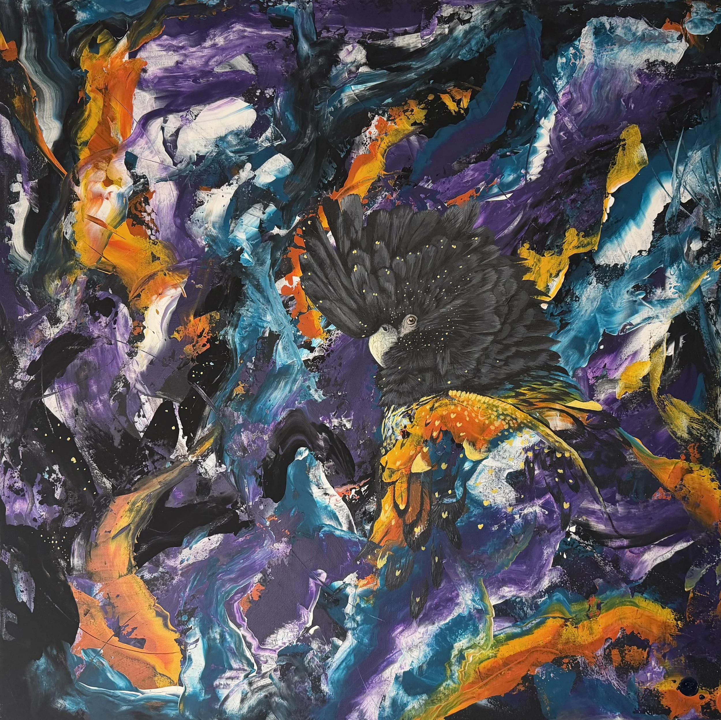 Abstraktes Gemälde in dem ein schwarzer Kakadu eingearbeitet ist, mit dynamischen Farbflächen in Lila, Blau, Orange, Gelb, Weiß und Schwarz.