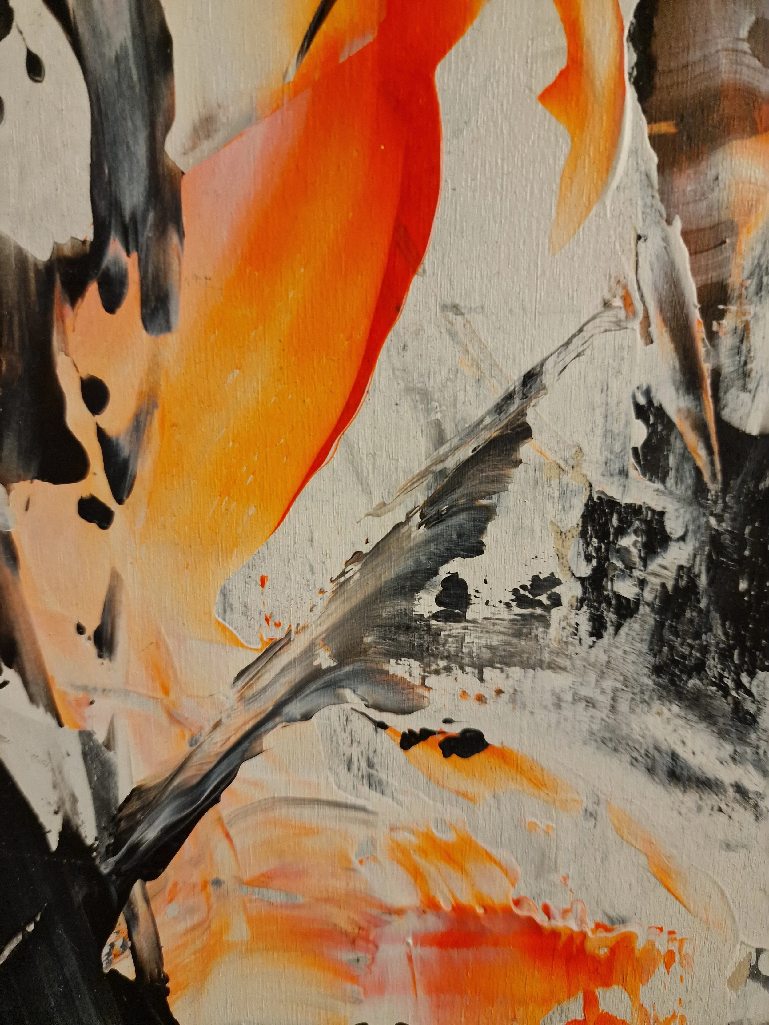 Detailaufnahme eines abstrakten Gemäldes mit fließenden Farbflächen in Orange, Schwarz, Weiß und Grau.