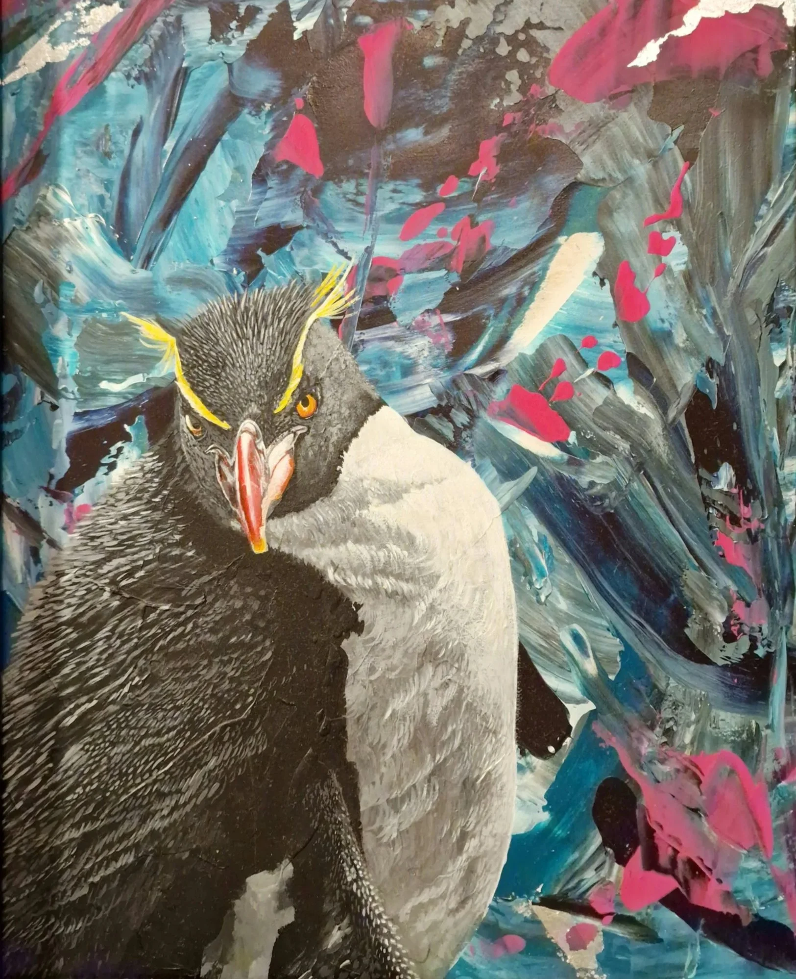 Zeitgenössisches Gemälde eines Felsenpinguin  vor einer bewegten abstrakten Komposition in Blau, Türkis, Pink, Grau und Weiß.