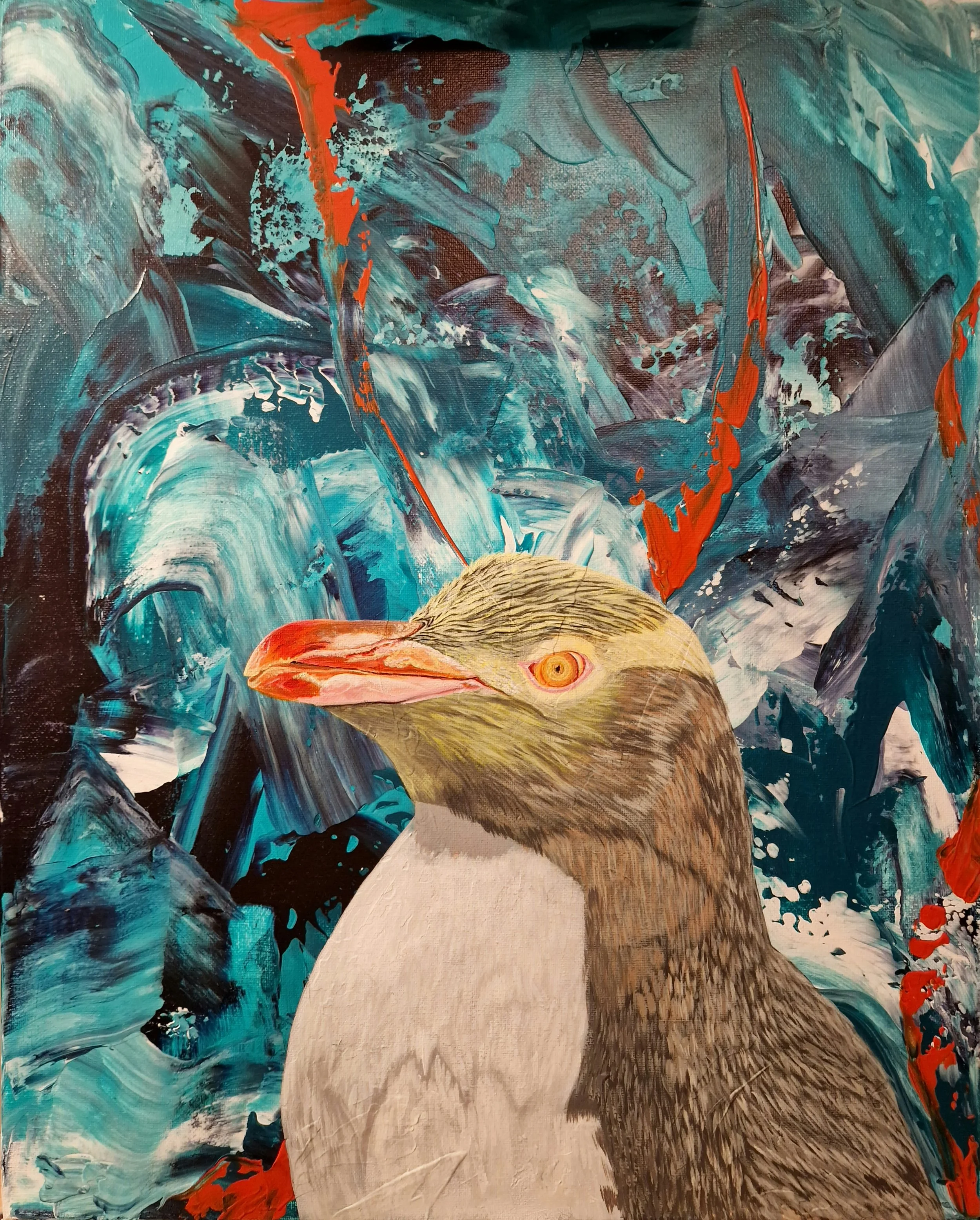 Zeitgenössisches Gemälde eines Gelbhaubenpinguins vor einem vielschichtigen abstrakten Hintergrund in Blau, Türkis, Orange und Weiß.
