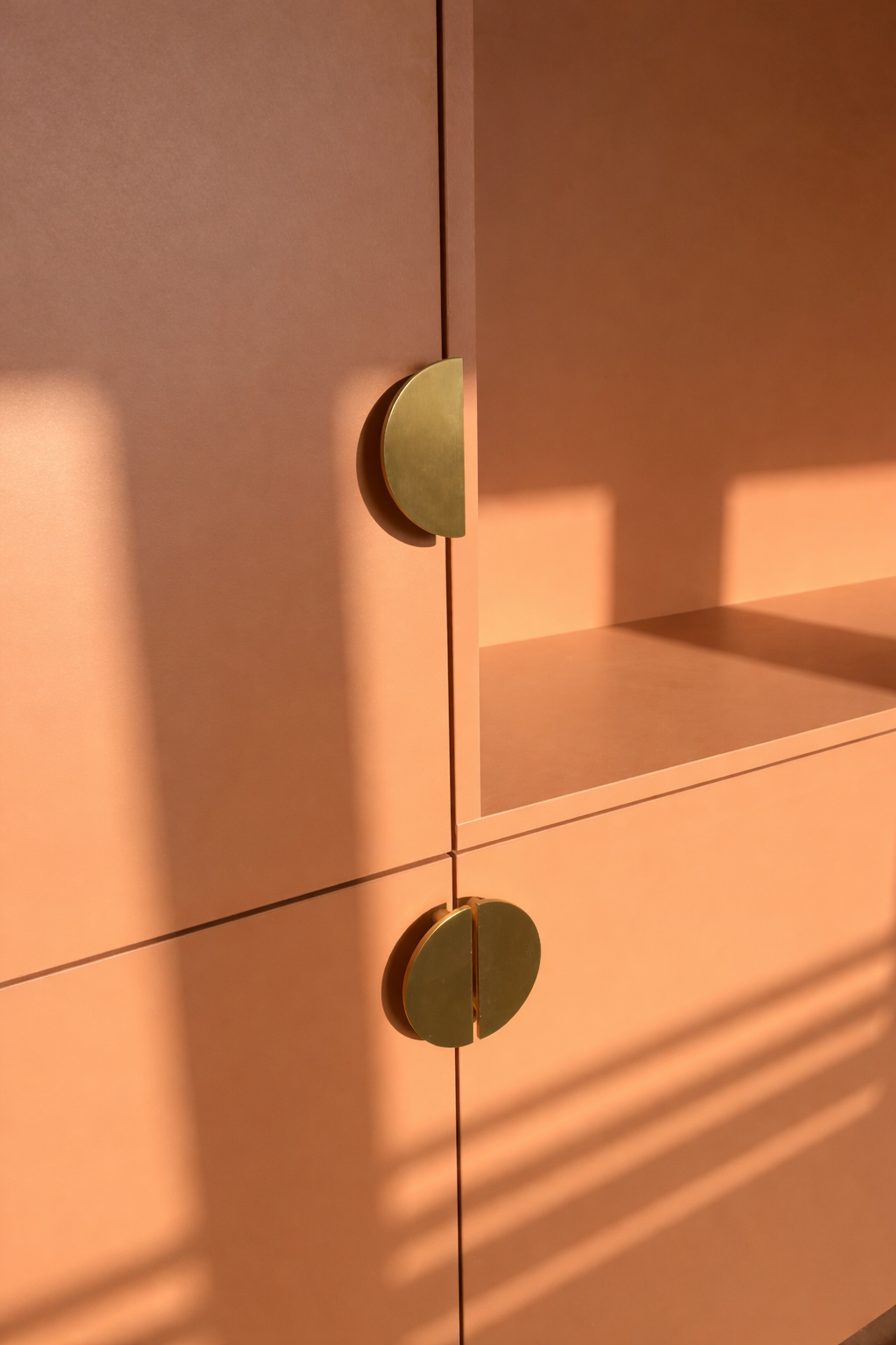 Armoire pêche sous la lumière chaude.png