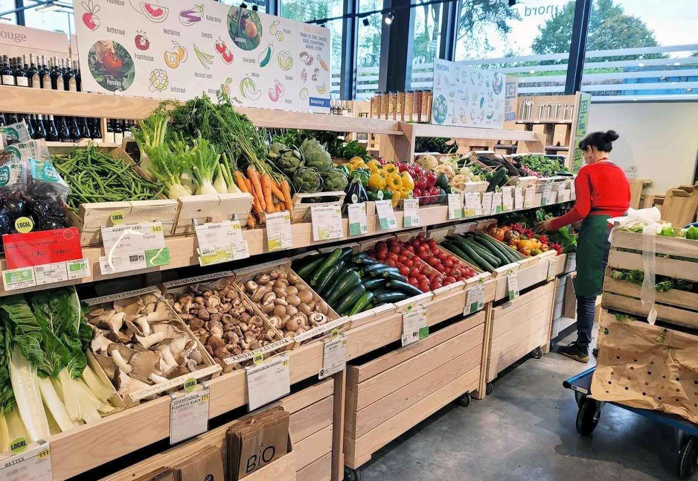 Intérieur de la Biocoop de Larmor plage des Sept Epis rayon fruits et légumes et mobilier bois bio sourcé