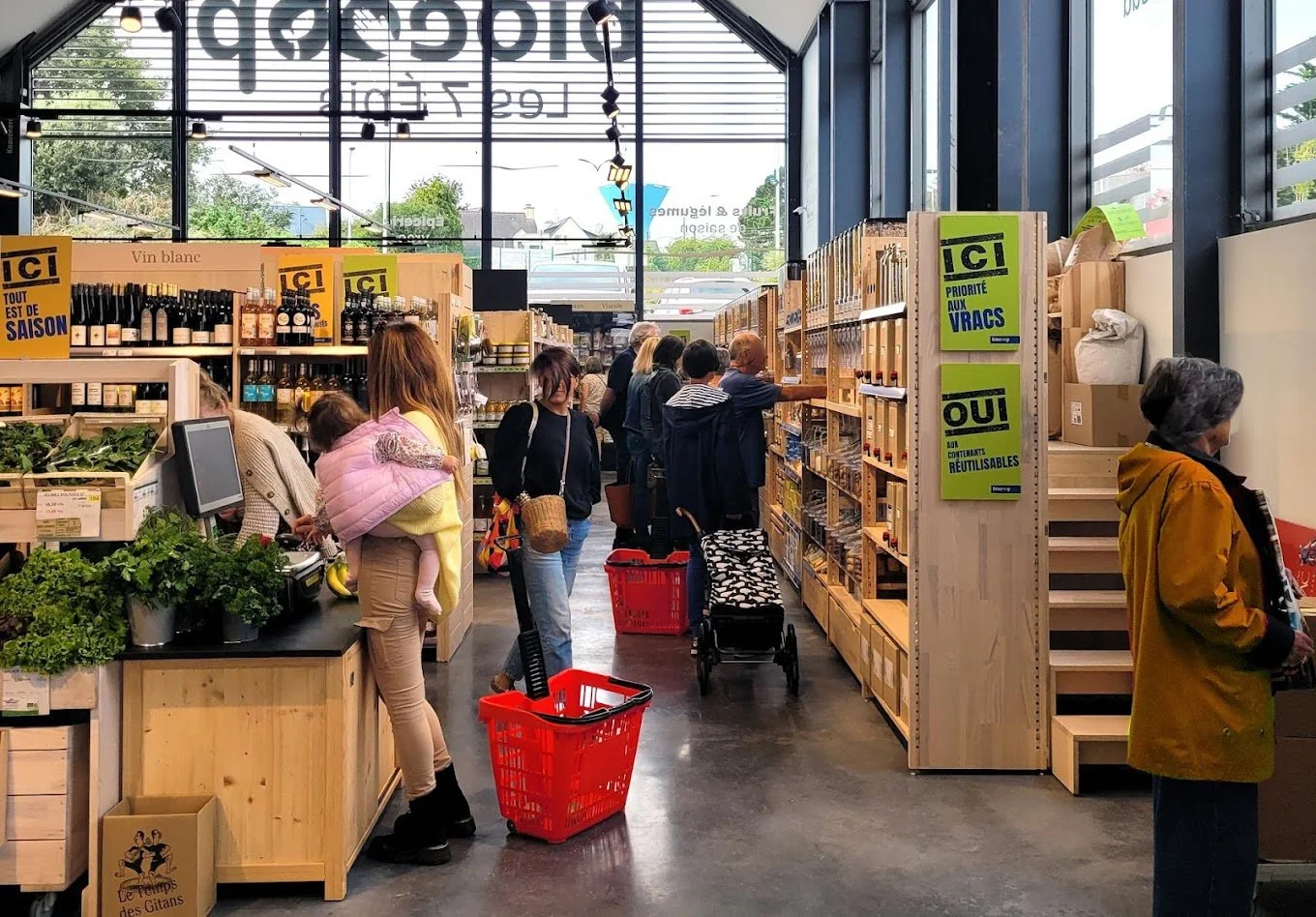 Intérieur de la Biocoop de Larmor plage des Sept Epis rayon fruits et légumes et mobilier bois bio sourcé