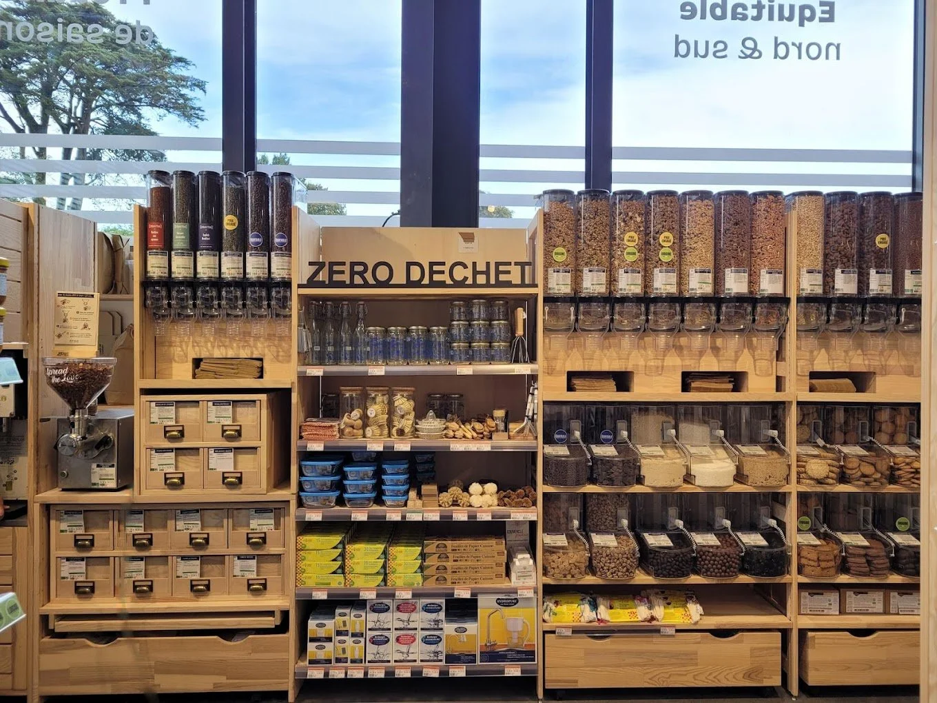 Intérieur de la Biocoop de Larmor plage des Sept Epis rayon épicerie et mobilier bois bio sourcé