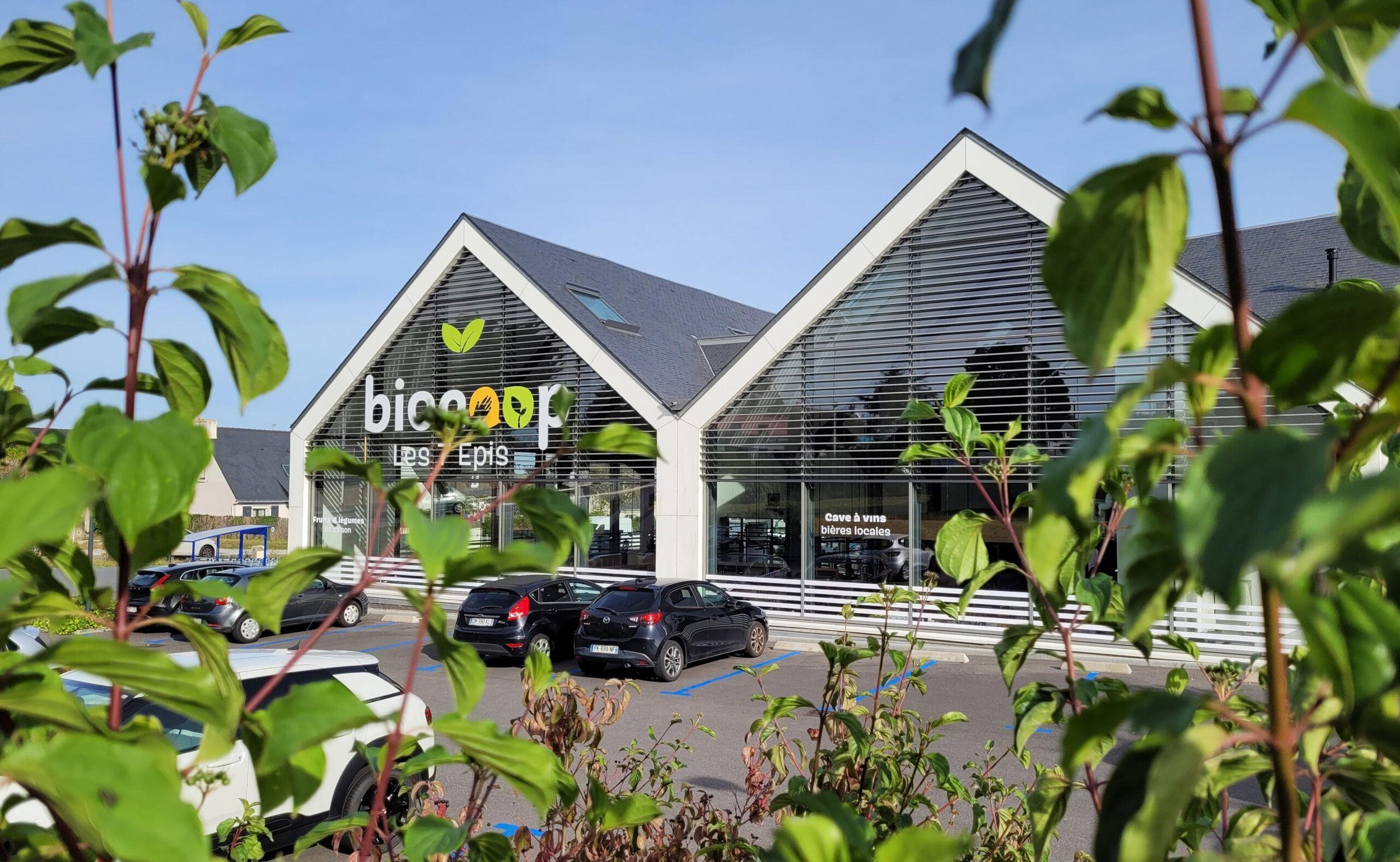Vue exterieure de la façade de la Biocoop de Larmor plage des Sept Epis.
