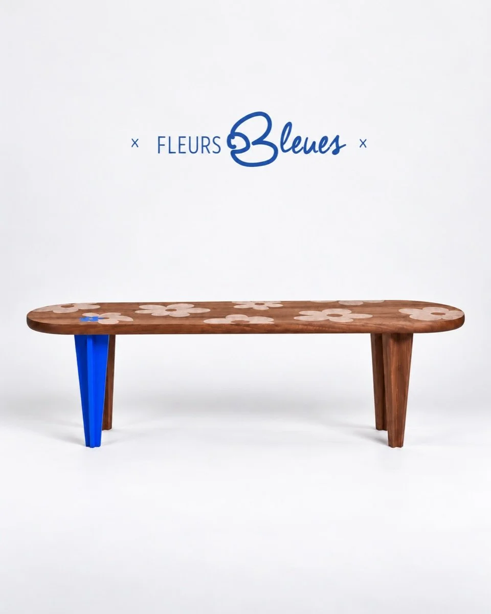 Le banc &mdash; Collection Fleurs Bleues

Une pi&egrave;ce pens&eacute;e dans le prolongement de la toile.

R&eacute;alis&eacute; en noyer, ce banc reprend les fleurs embl&eacute;matiques de l&rsquo;univers d&rsquo;Odeth&rsquo; &agrave; travers un je