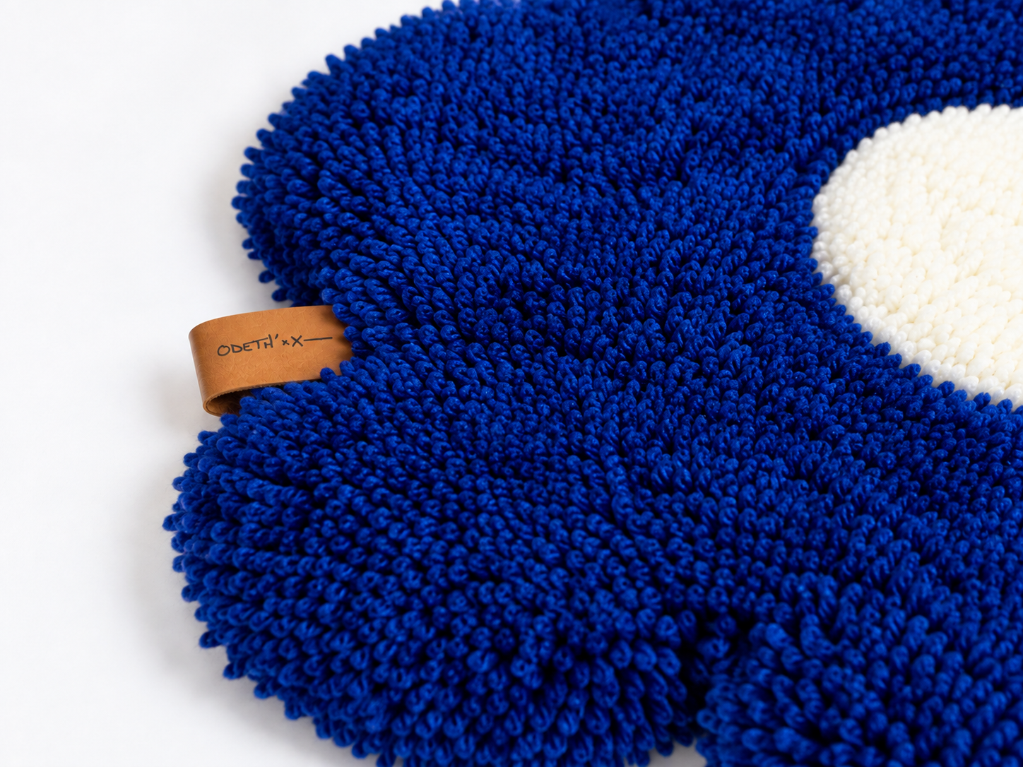 Gros plan sur tapis fleur bleu.png