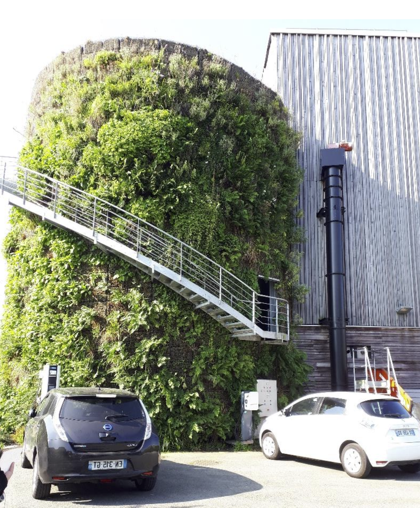 Tour végétalisée pour stockage d'eau pluviale et bornes de recharge électrique