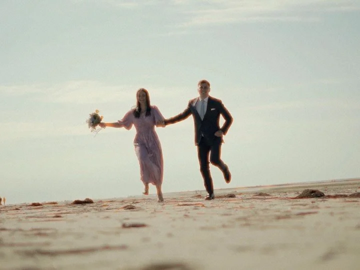 Magnifique s&eacute;ance couple au bord des plages du d&eacute;barquement 🥰

#mariage #wedding #weddingfilm #videaste #filmdemariage #france🇫🇷