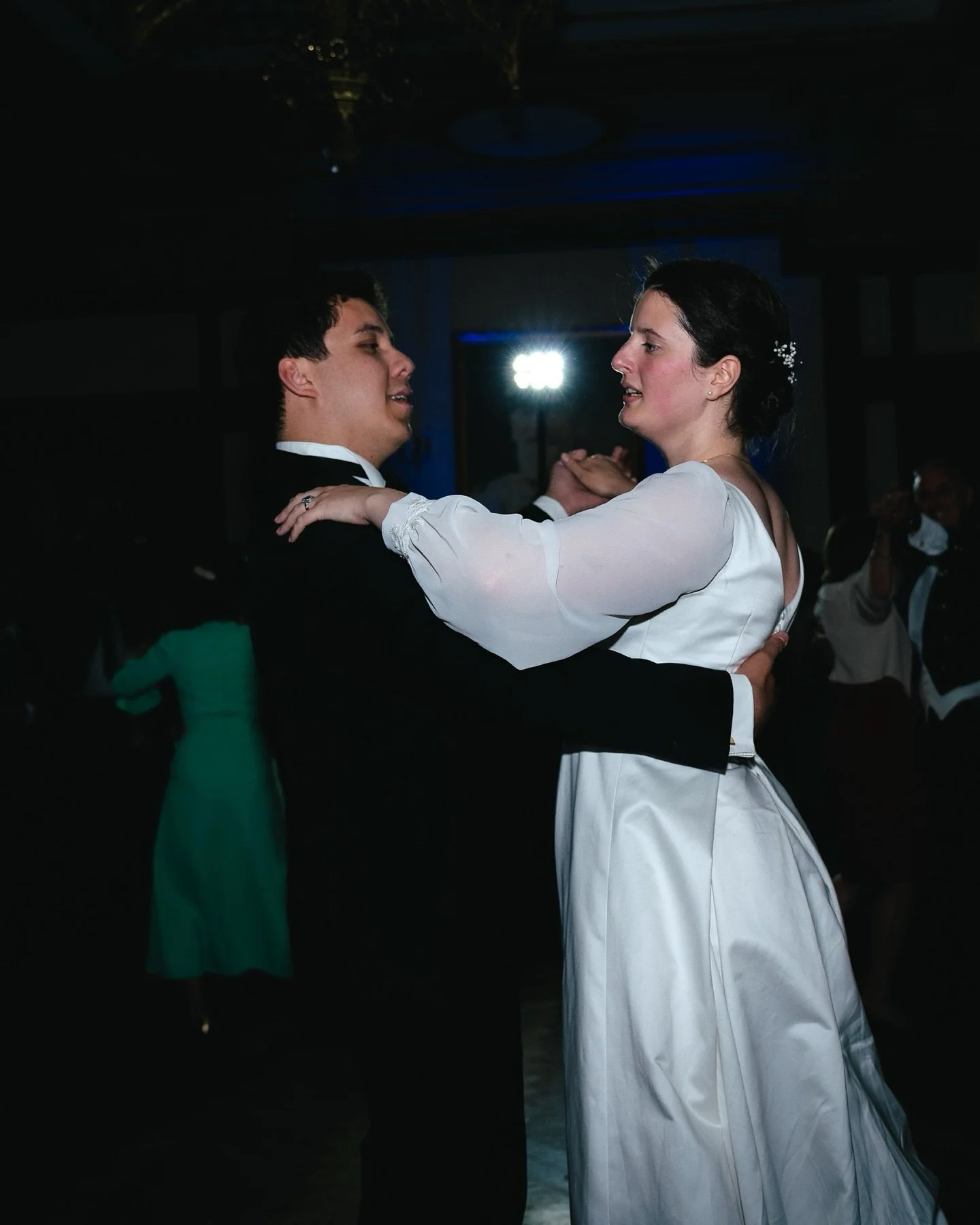 💃🕺 Capturer la soir&eacute;e est un moment intense et fatigant mais toujours tr&egrave;s cool ! 

Mariage de B&amp;B