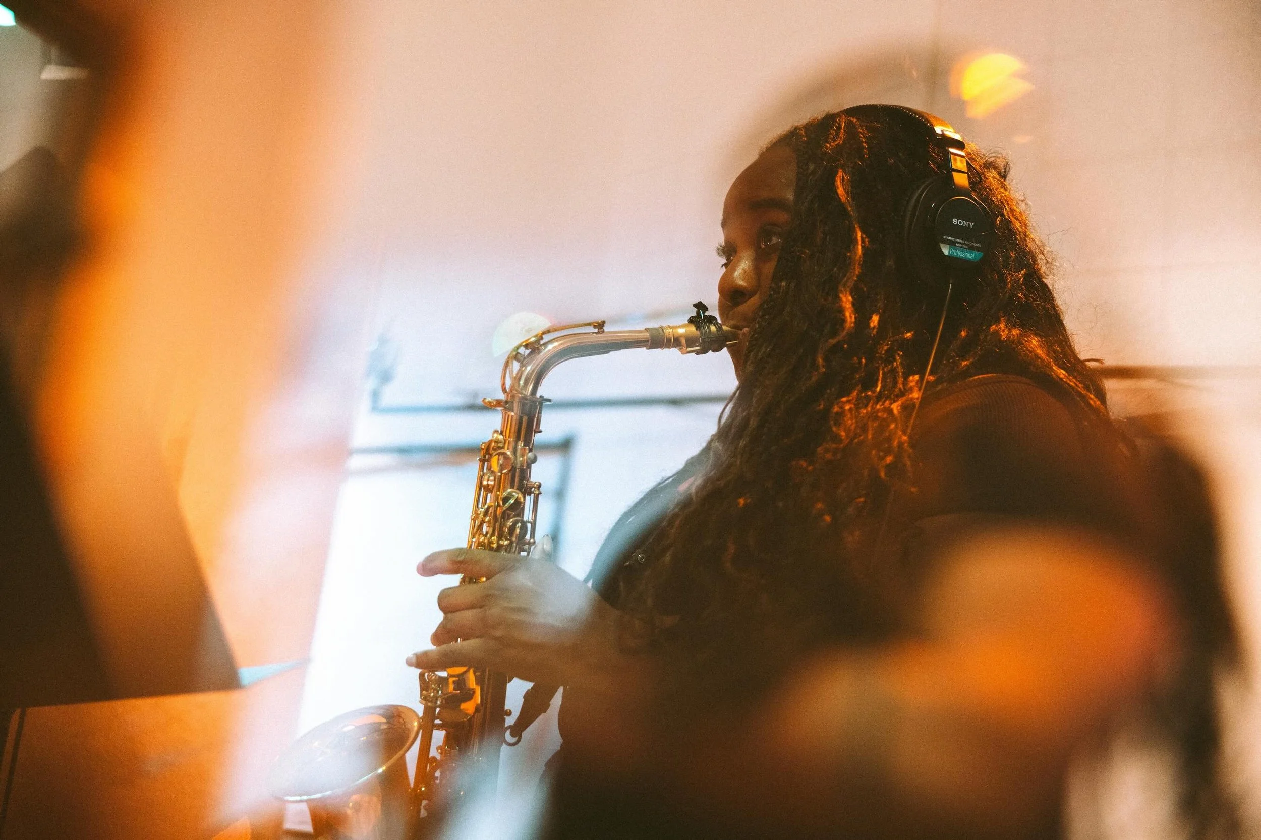 Track 6 on &ldquo;Redefining The Standards&rdquo; features Roz Malone&rsquo;s arrangement of &ldquo;Footprints,&rdquo; written by Wayne Shorter in 1966. Drawing inspiration from D&rsquo;Angelo&rsquo;s &ldquo;Chicken Grease,&rdquo; she layers its unmi