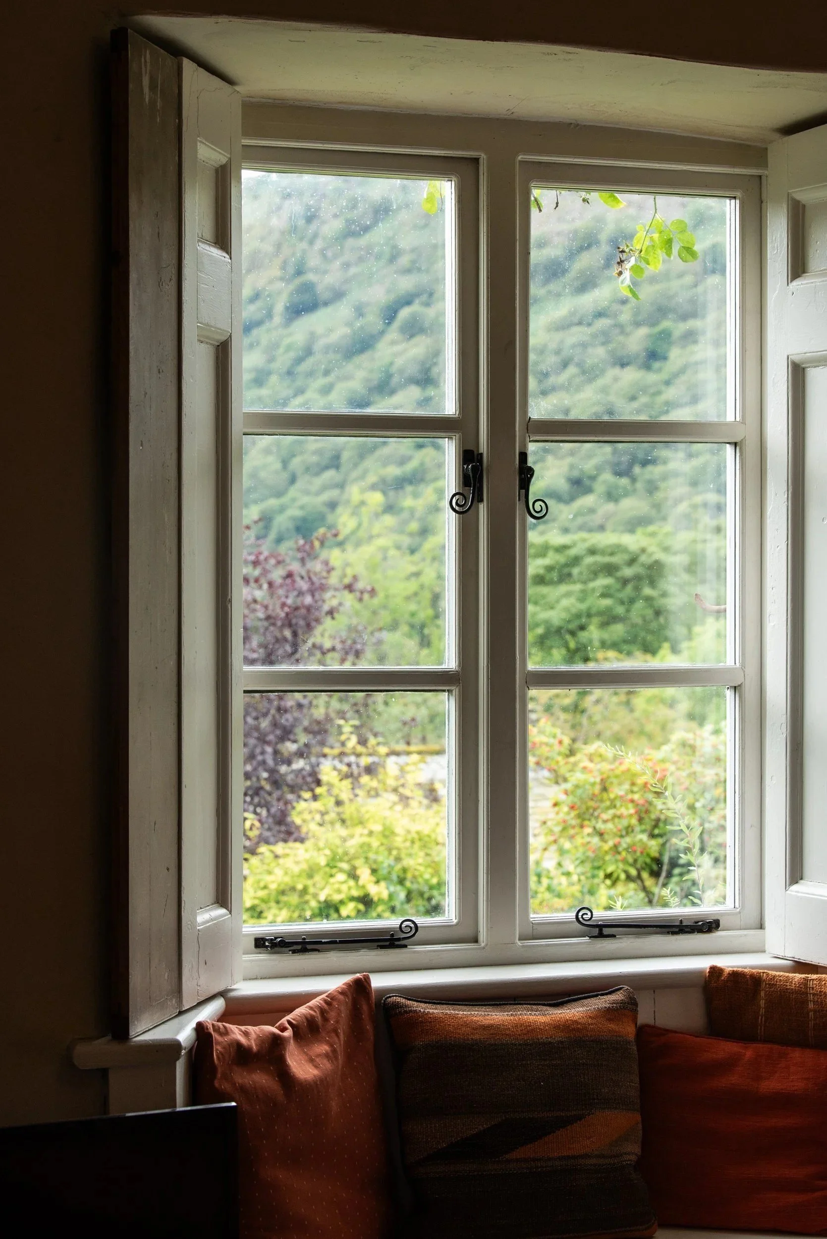 fig-reclaimed-shutters-window-seat.jpg