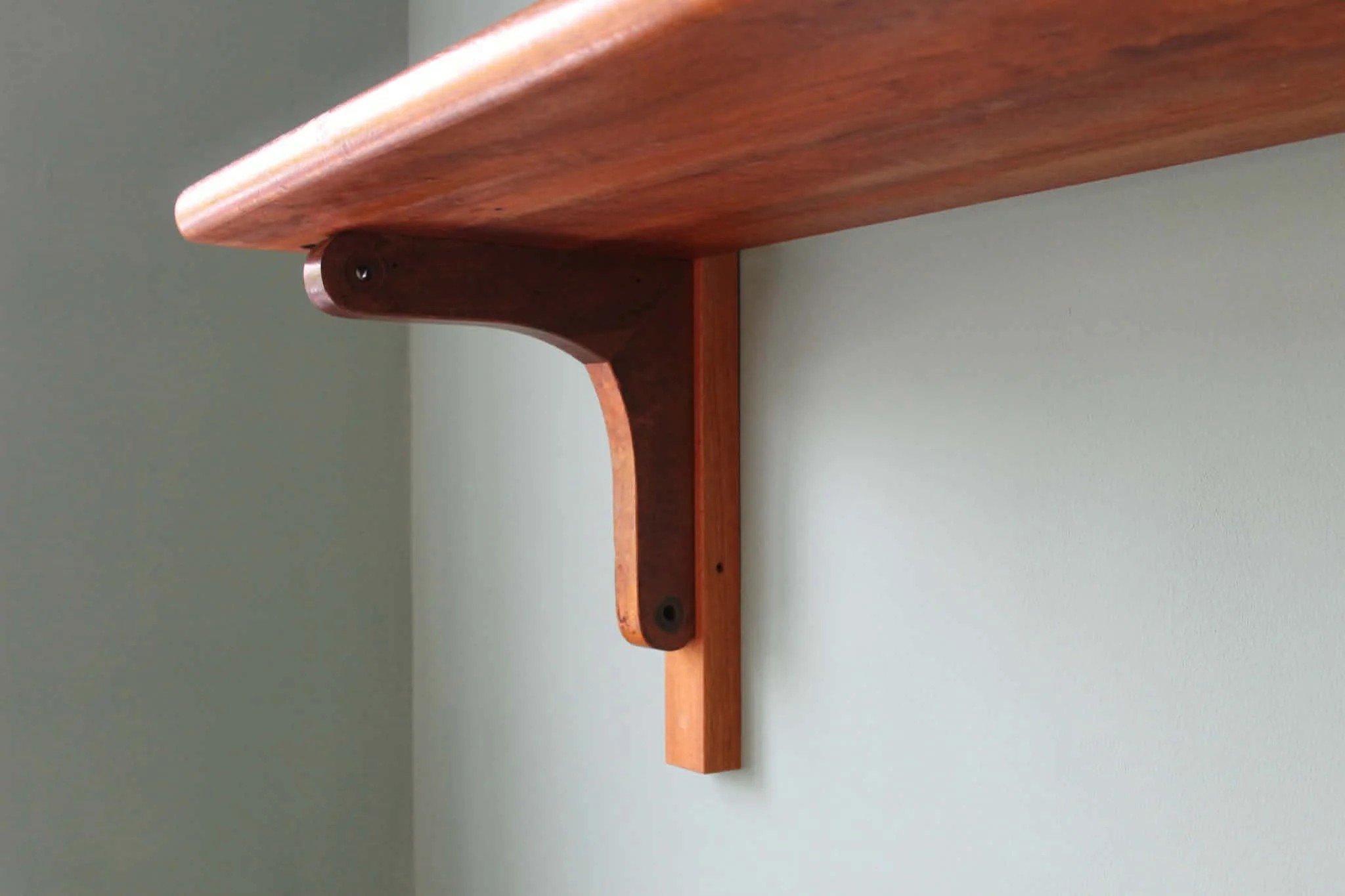 fig-pew-shelves-bracket.jpg