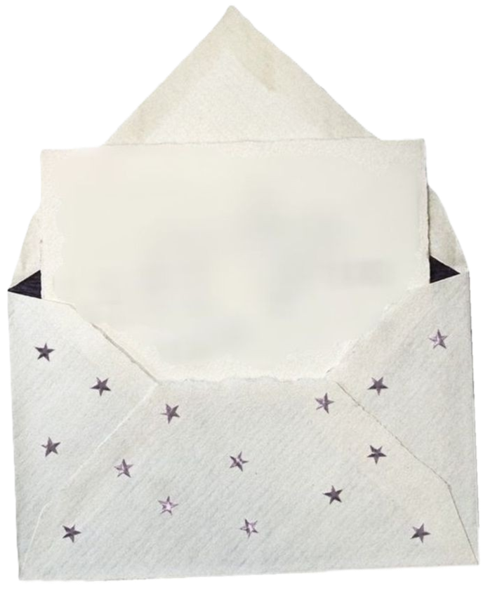 Une enveloppe blanche décorée de petites étoiles violettes, partiellement ouverte avec une lettre blanche à l'intérieur.