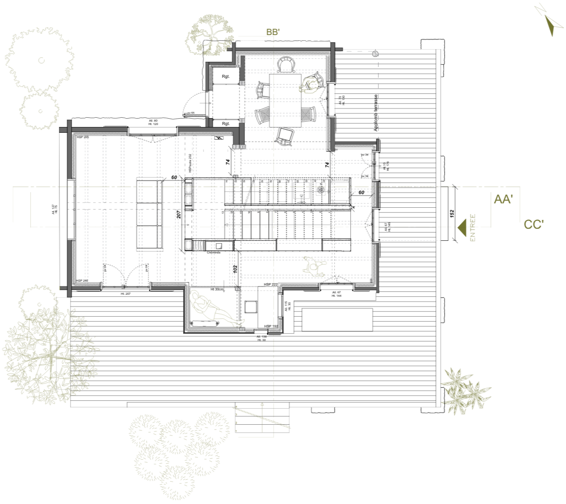 Un plan architectural d'une zone extérieure comprenant des arbres, un espace de stationnement, une allée et un espace piétonnier, avec des détails techniques et des indications de directions.