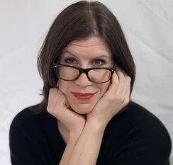 Portrait of Sarah Carrington B2B English content strategist