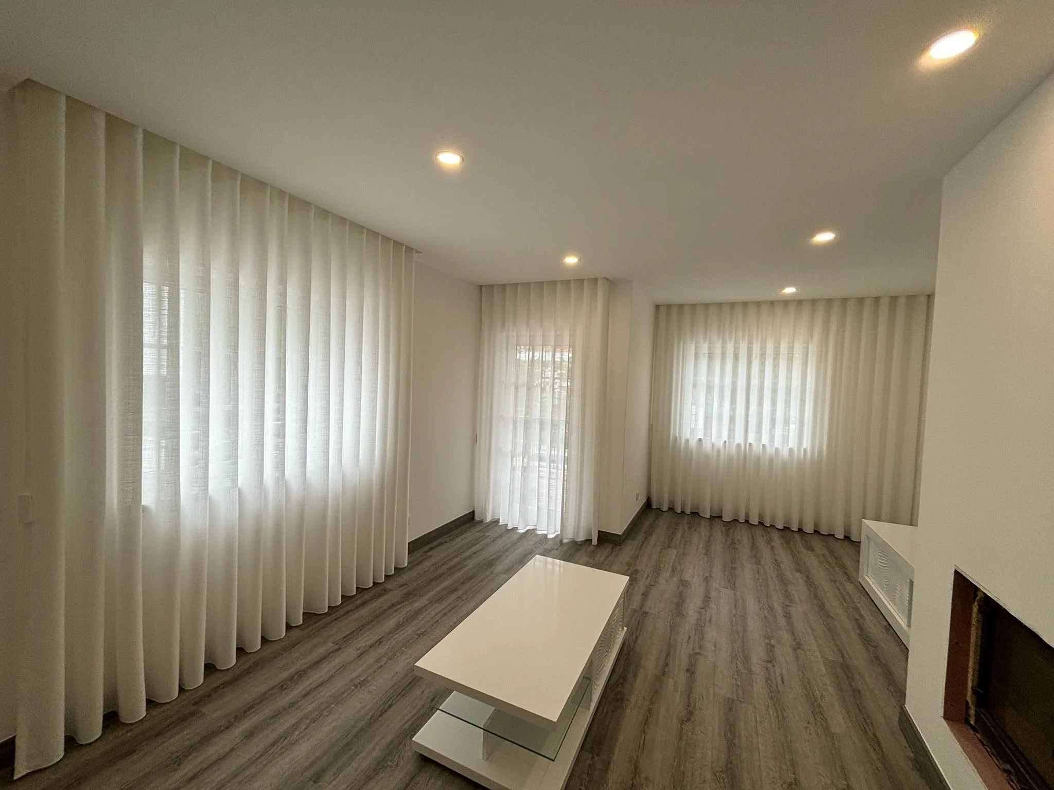 Cortinado com sistema de calha (efeito onda)