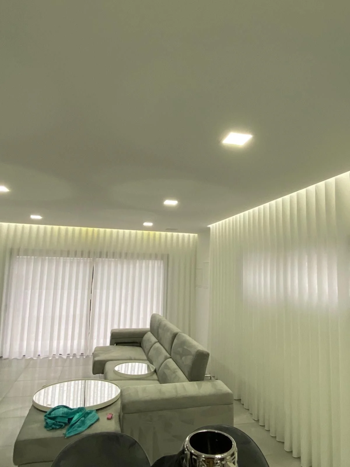 Cortinado com sistema de calha (efeito onda)