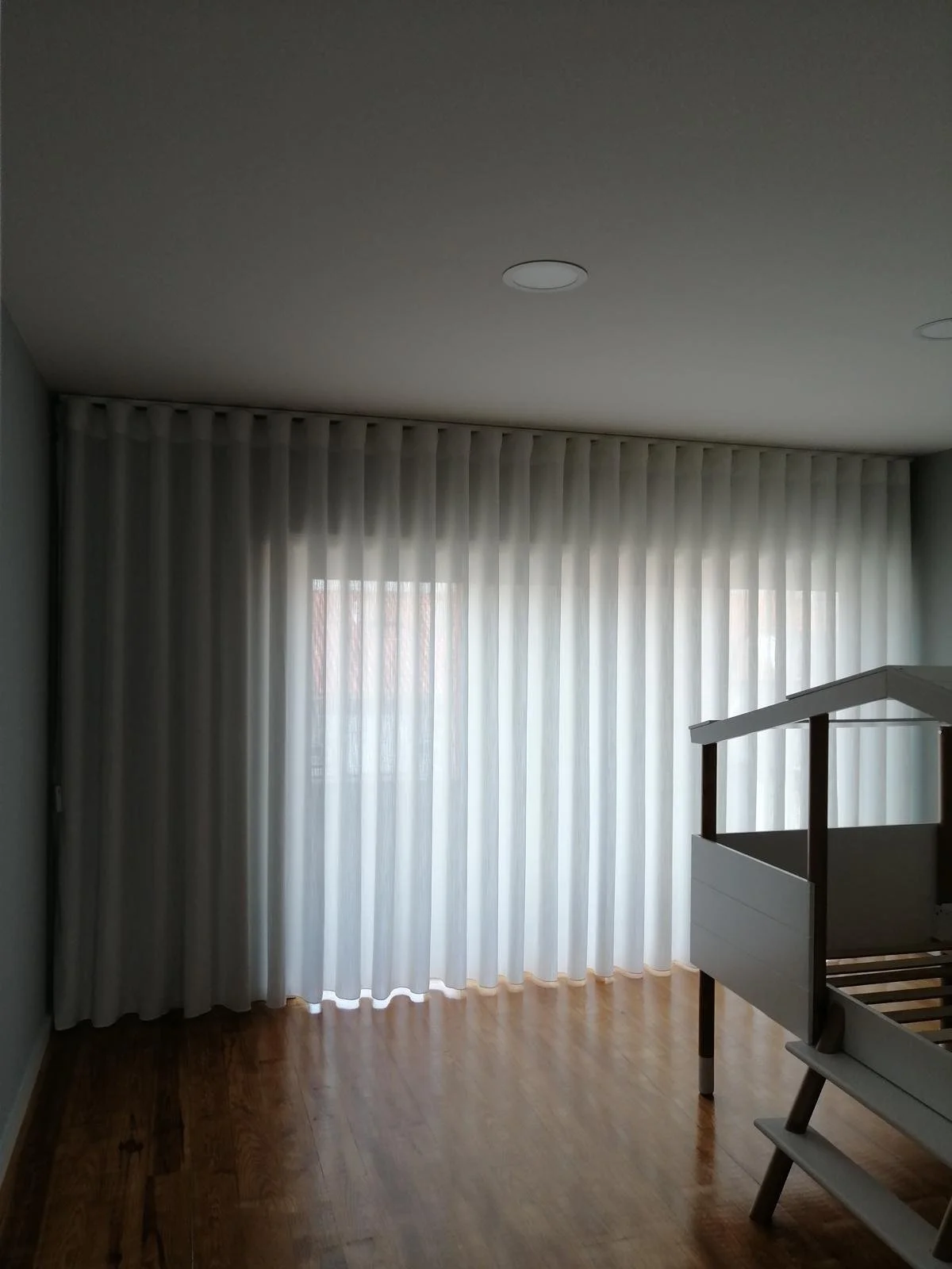 Cortinado com sistema de calha (efeito onda)