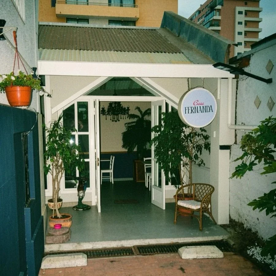 Entrada a un establecimiento con cartel que dice 'Casa Fernanda', con plantas y mobiliario interior visible a través de las puertas abiertas. Casa Fernanda almuerzos y desayuno está ubicado en viña del mar sector poniente cerca del casino