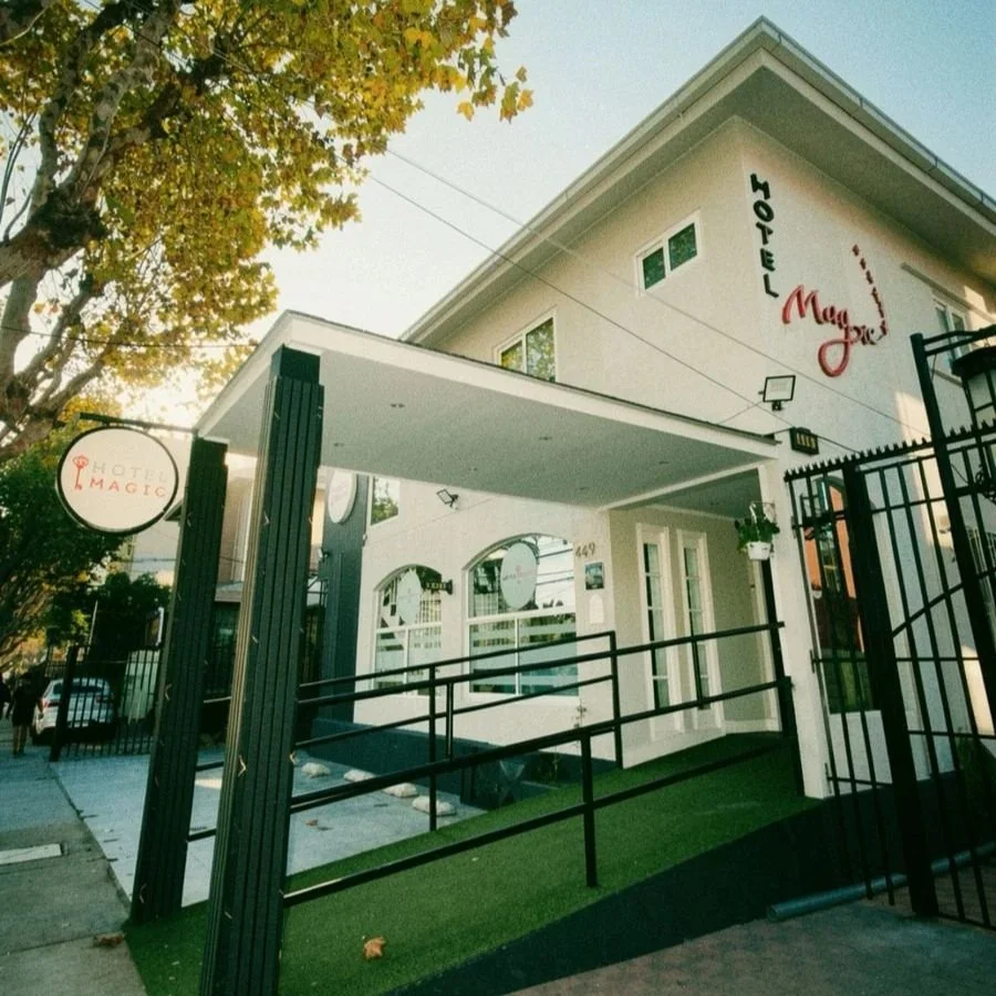 Casa fernanda esta al interior de Imagen de un hotel llamado "Hotel Magic" en 1 norte viña del mar, sector poniente, cerca del casino