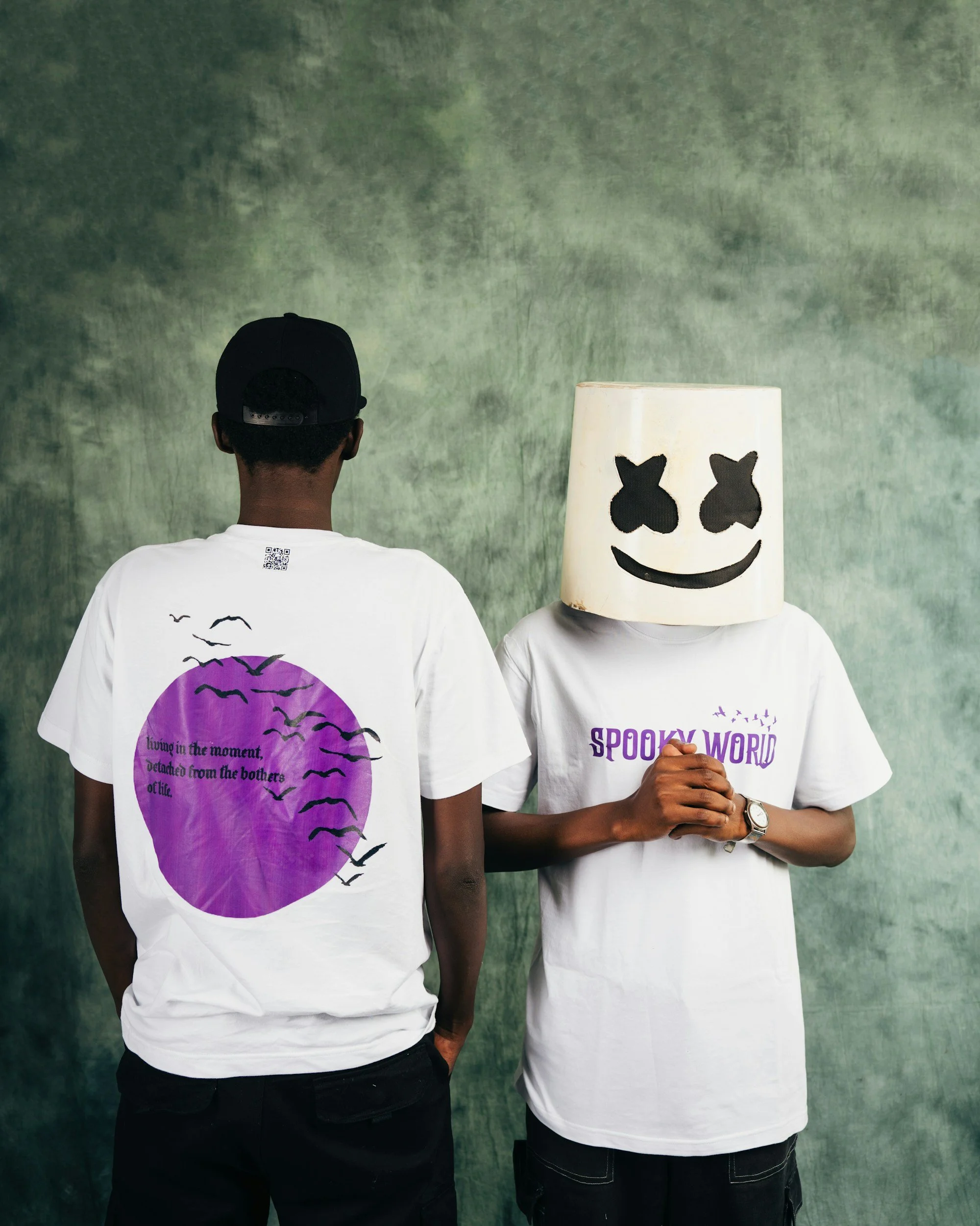 Gepersonaliseerde T-shirts voor merchandise, getoond met een retailwaardige afwerking; wij leveren biologische kleding voor artiesten, merken en organisaties vanuit onze studio in Utrecht.