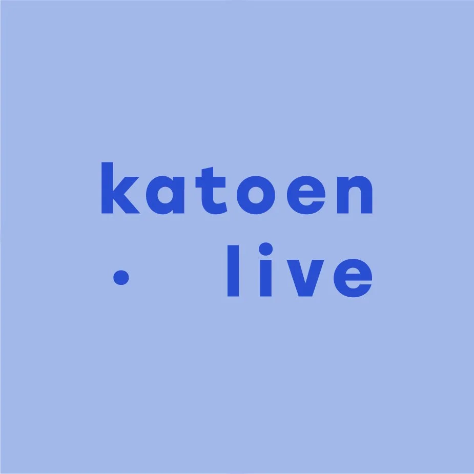 Tekst op een blauwe achtergrond dat zegt 'katoen live' in grote, blauwe letters.
