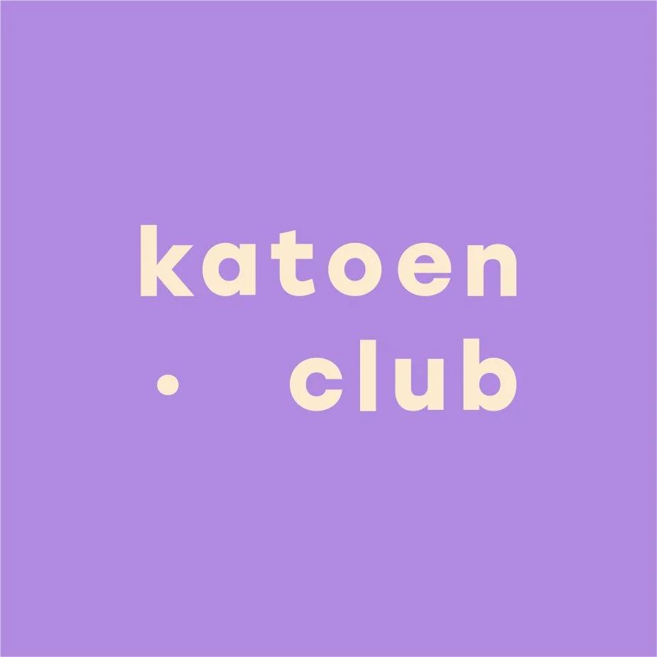 Paars achtergrond met witte tekst 'katoen. club'